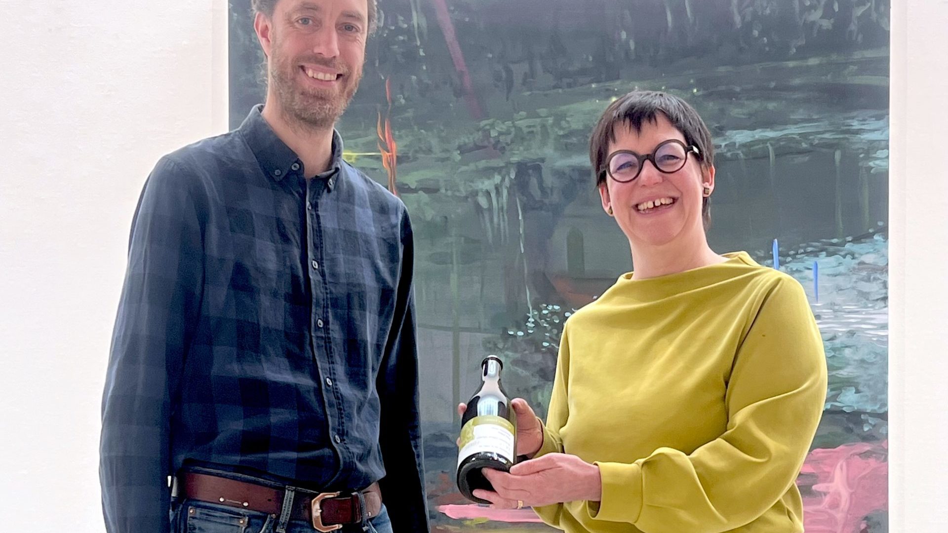 David Lemaire conservateur du Musée des Beaux-Arts et Sylvie Pipoz. En arrière-plan, une œuvre de Tenko (2025). Photos : ap