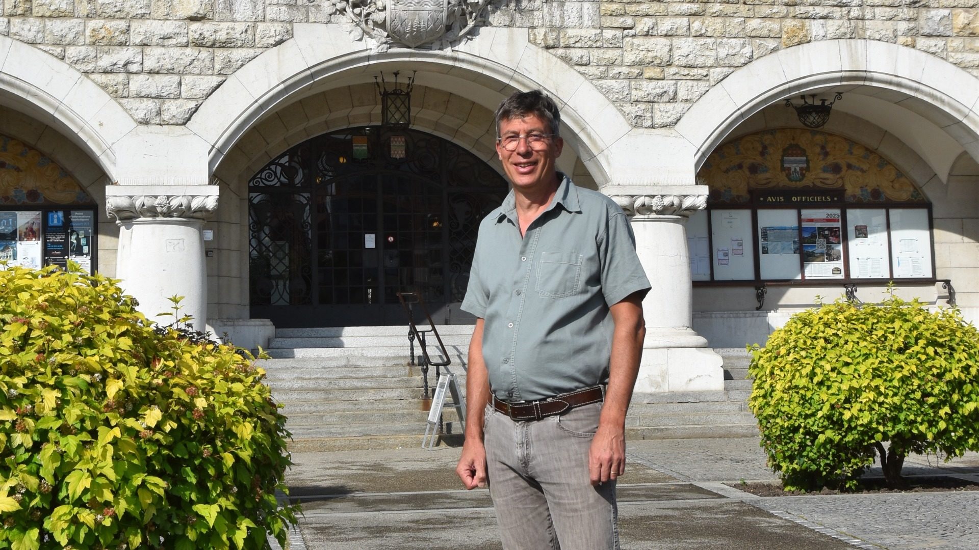 Le nouveau conseiller communal Philippe Rouault pose devant le parvis de l’Hôtel de Ville du Locle. Mais recommande aussi de visiter celui du Temple ! (Photo : Bernard Vaucher/sp)