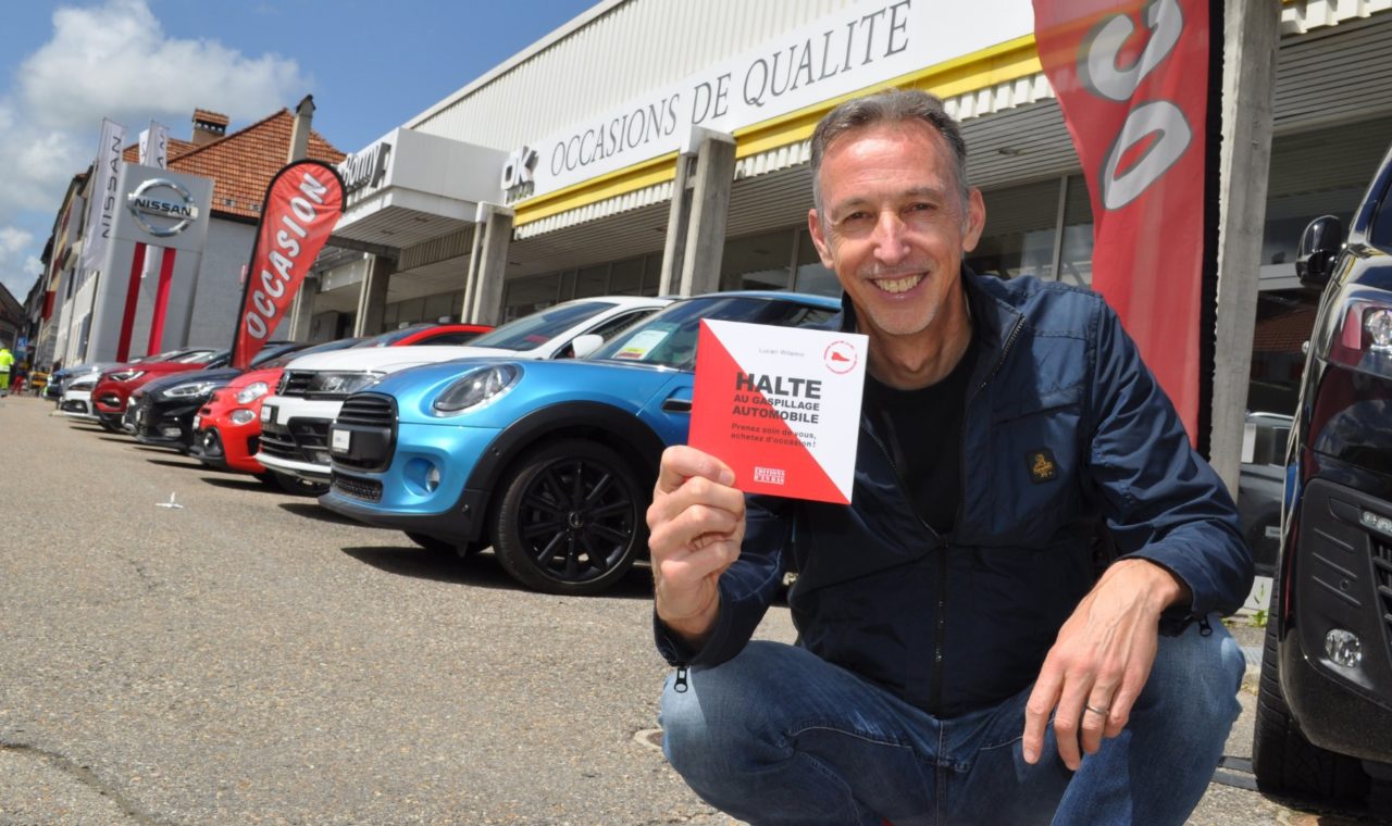 « Garder sa vieille voiture pollue moins que d’en acheter une neuve » : Lucien Willemin, ici devant un spot chauxois (Garage Bonny) plante sa chaussure rouge dans la fourmilière du boom des électriques… (Photo : gs)