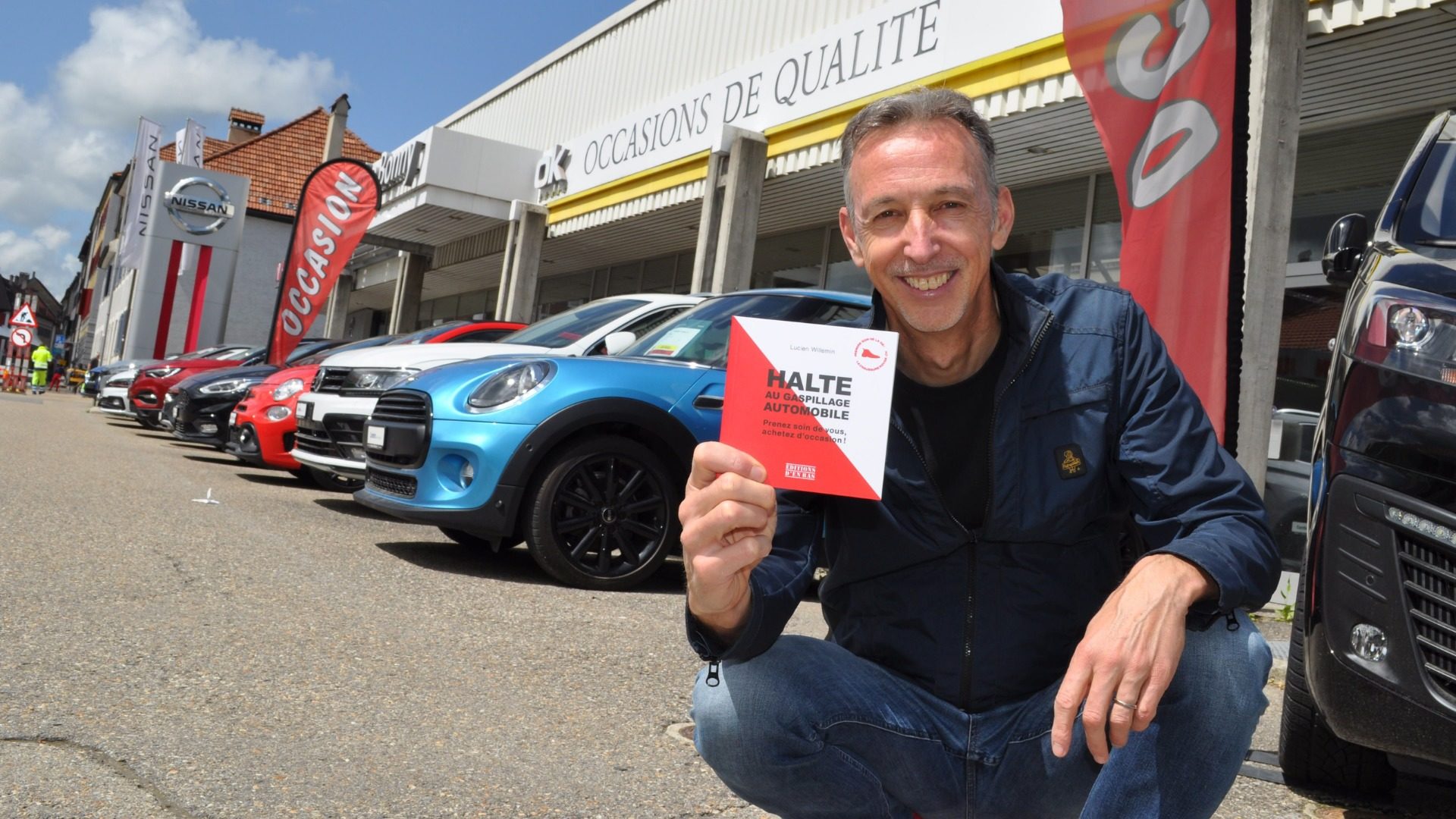 « Garder sa vieille voiture pollue moins que d’en acheter une neuve » : Lucien Willemin, ici devant un spot chauxois (Garage Bonny) plante sa chaussure rouge dans la fourmilière du boom des électriques… (Photo : gs)