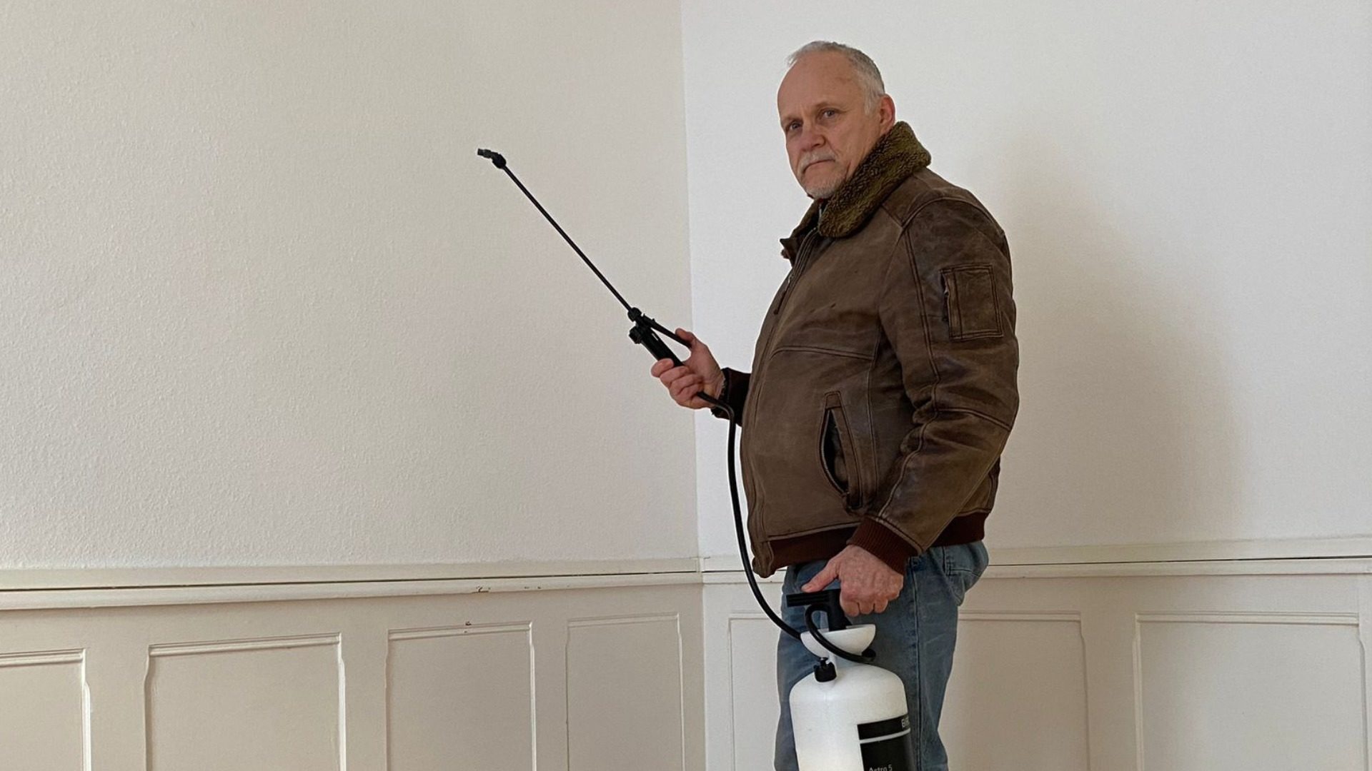 Ferenc Baumann en pleine intervention contre des punaises de lit. Le nombre de cas explose à La Chaux-de-Fonds. 
(Photos : vc)