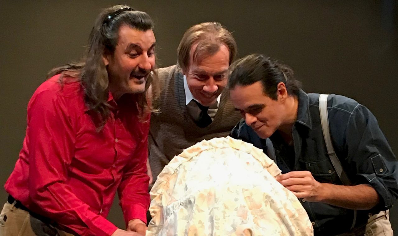 Vincent Held (au centre) au four et au moulin, dans la pièce comme dans la mise en scène. (Photo : Myriam BD)