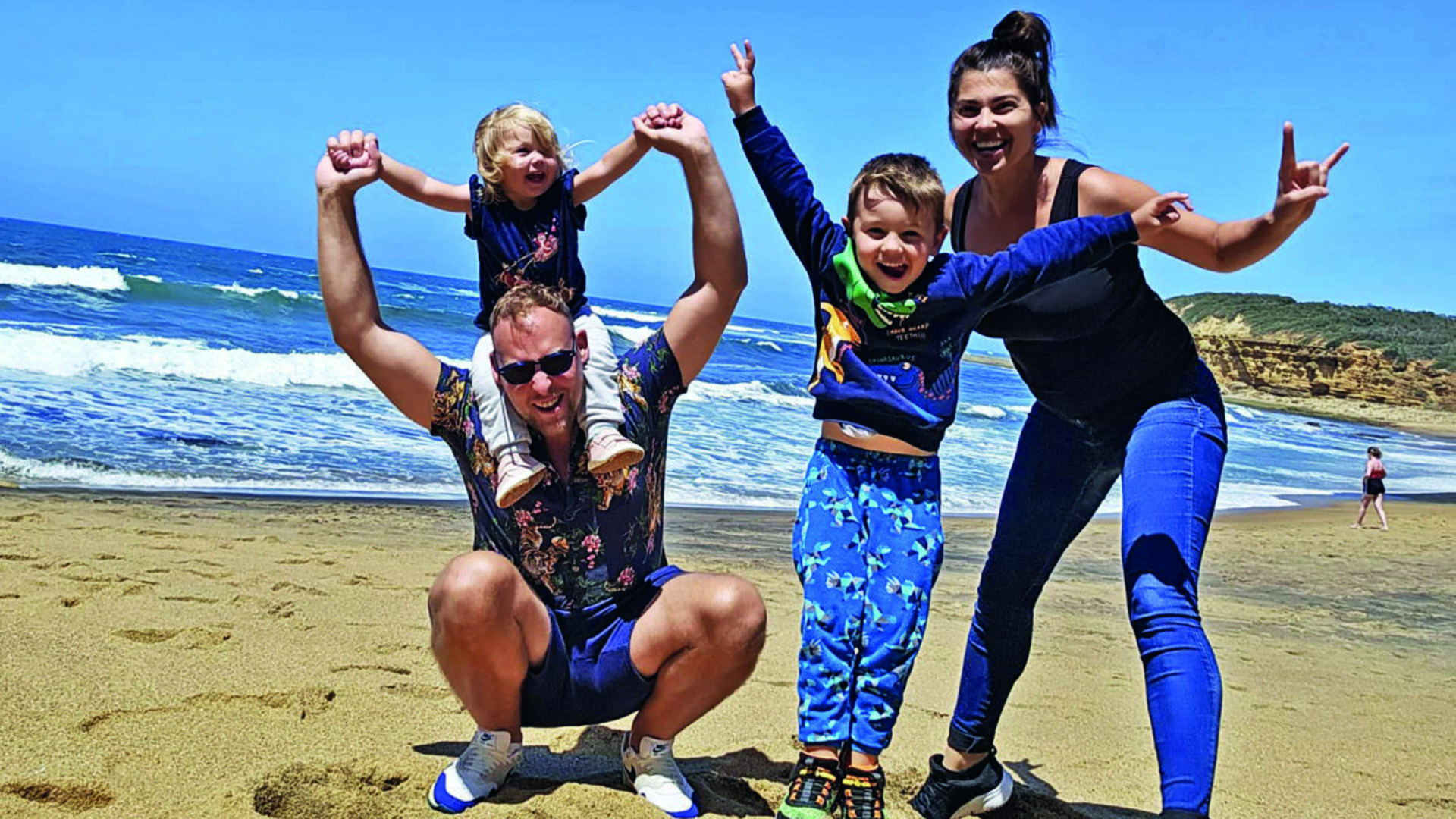 L’AVENTURE D’UNE FAMILLE GLOBE-TROTTEUSE – Le Chaux-de-Fonnier Brian Jurt et sa compagne yverdonnoise Stéphanie sont partis depuis septante-cinq jours ! Avec leurs enfants de 17 mois et 3 ans et demi. Un défi, pas seulement en logistique poussettes. « Tout n’est pas simple, mais on vit des moments de bonheur total. »