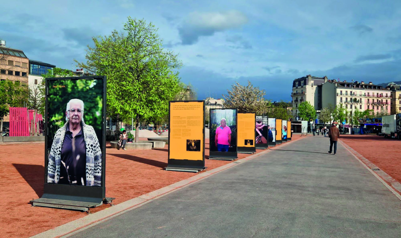 L’exposition, ici à Genève, alterne portraits photo et témoignages. (dr)