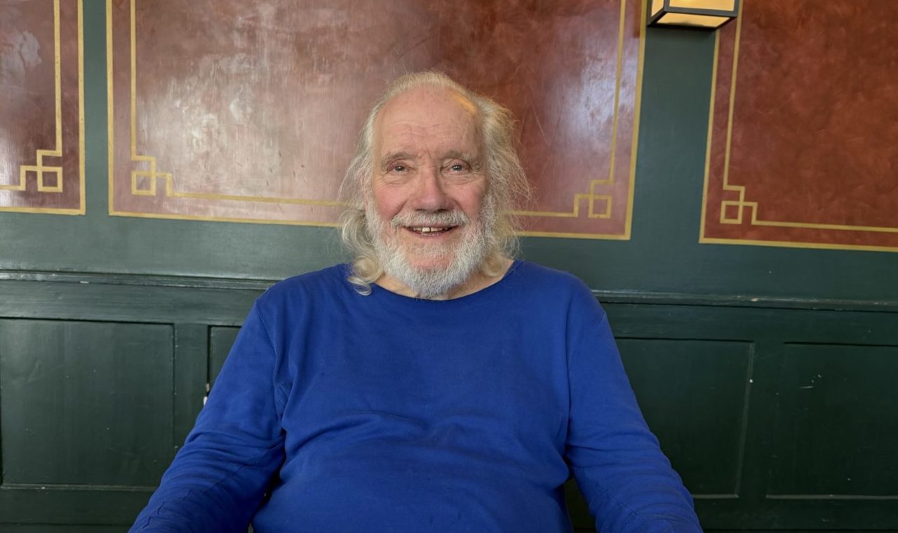 Le musicologue et chef d'orchestre François Lilienfeld, photographié à la salle de musique. (photo Société de musique de La Chaux-de-Fonds)