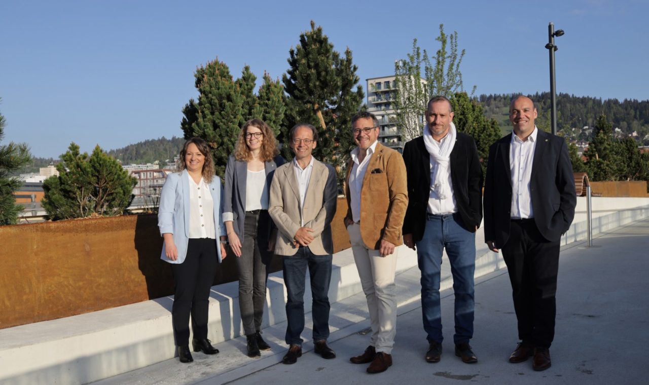 © 2025 Pablo Fernandez La Chaux-de-Fonds, le Conseil communal sur le tout nouveau  Grand Pont. De gauche à droite :
Floriane Mamie, chancellière; Théo Bregnard; Théo Huguenin-Elie; Jean-Daniel Jeanneret; Thierry Brechtbühler.