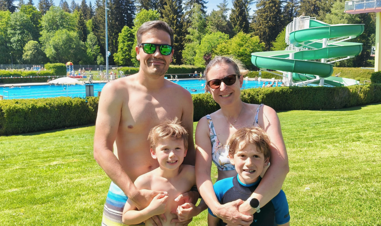 Léna, Florian, Flavio et Louka Pizzolon, une famille locloise fière de sa piscine.
