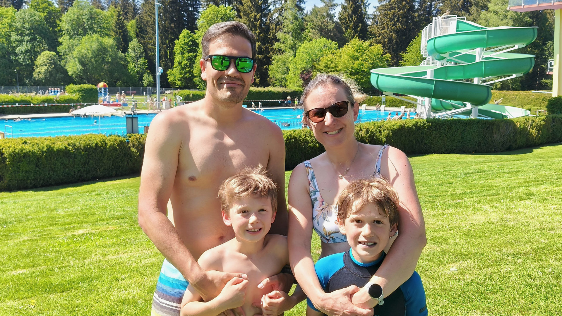 Léna, Florian, Flavio et Louka Pizzolon, une famille locloise fière de sa piscine.
