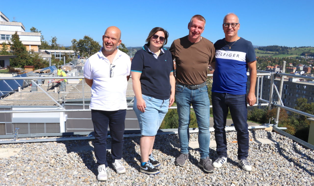 Roméo Caruso, Lisa Teixeira, Michel Jenni et Laurent Muller (entre autres) ont porté
ce projet collectif jusque sur le toit de leurs propriétés. (photos kva)