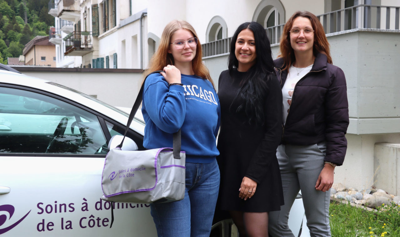 Saana Sutinen aux côtés de sa responsable de formation Stéphanie Russo et de la responsable du centre 
vallonnier des soins à domicile de la Côte Kelly Lebet.