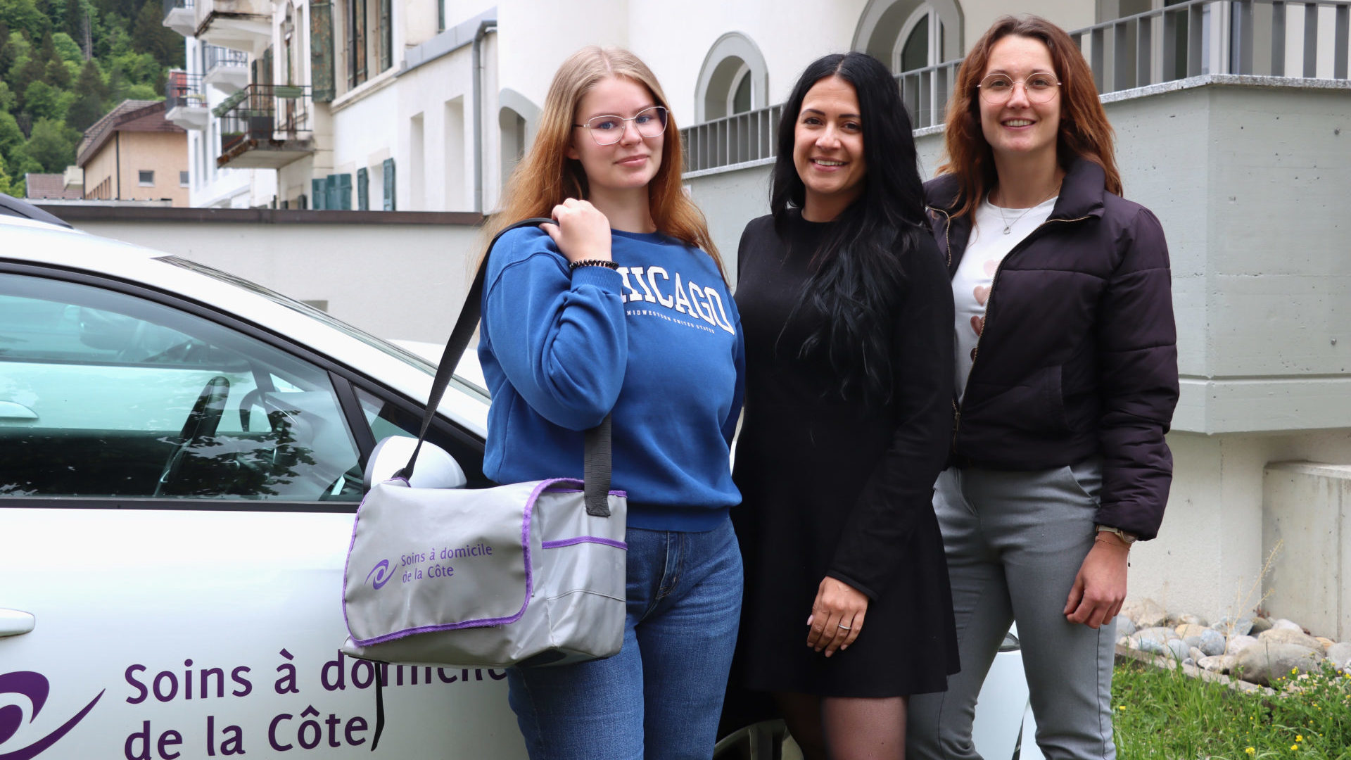 Saana Sutinen aux côtés de sa responsable de formation Stéphanie Russo et de la responsable du centre 
vallonnier des soins à domicile de la Côte Kelly Lebet.
