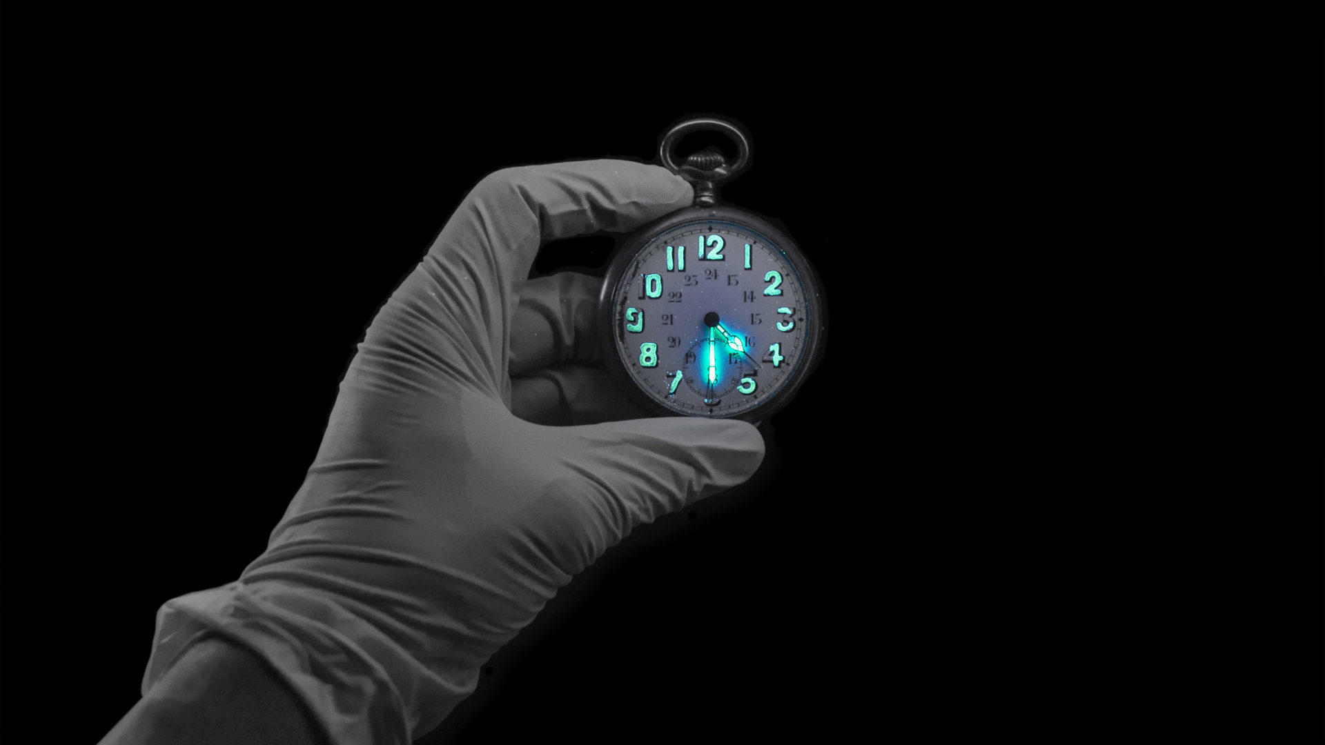 La photographe engagée Aline Bovard Rudaz a imagé la radioactivité sur les montres avec de la peinture au néon pour l’effet phosphorescent et des anecdotes racontées par des témoins. (photo Aline Bovard Rudaz)