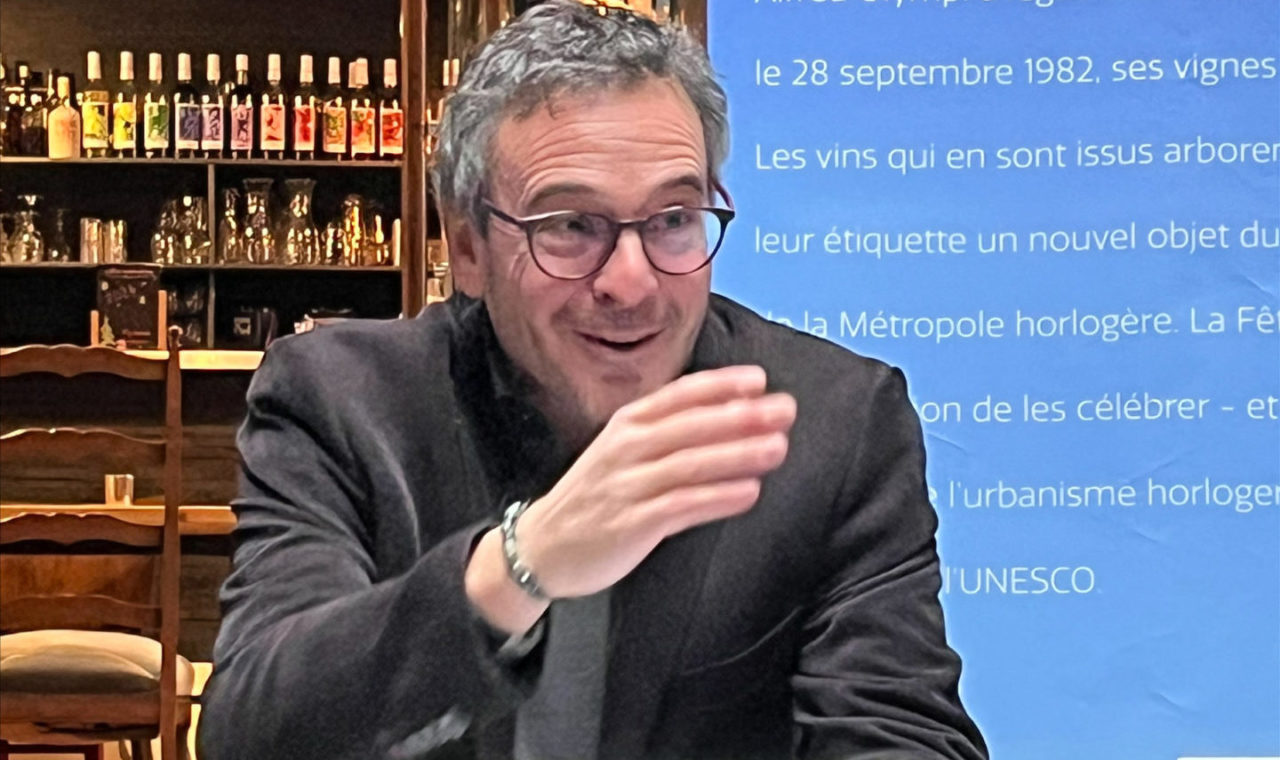 Légende : Théo Huguenin Elie a dirigé lundi sa première conférence de presse depuis son opération à l’occasion de la présentation de la nouvelle étiquette du vin de la Ville (photo : ab).