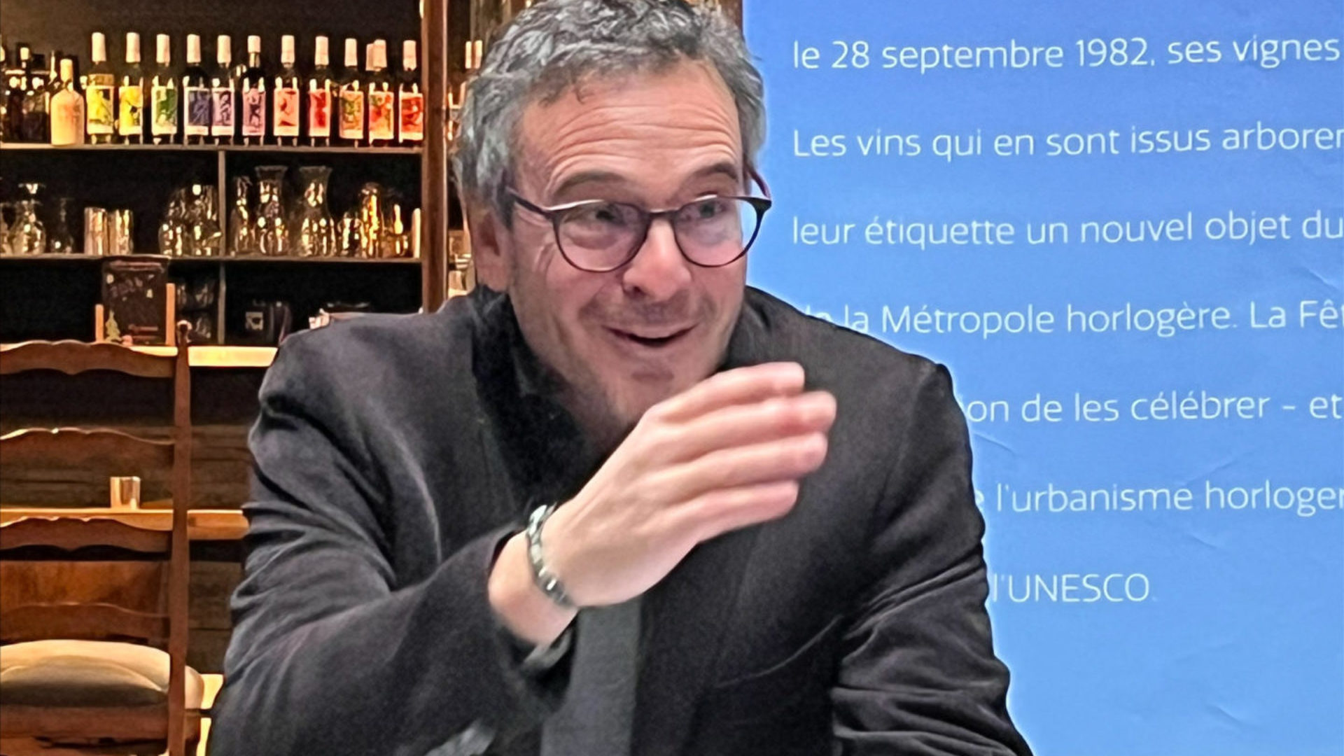 Légende : Théo Huguenin Elie a dirigé lundi sa première conférence de presse depuis son opération à l’occasion de la présentation de la nouvelle étiquette du vin de la Ville (photo : ab).