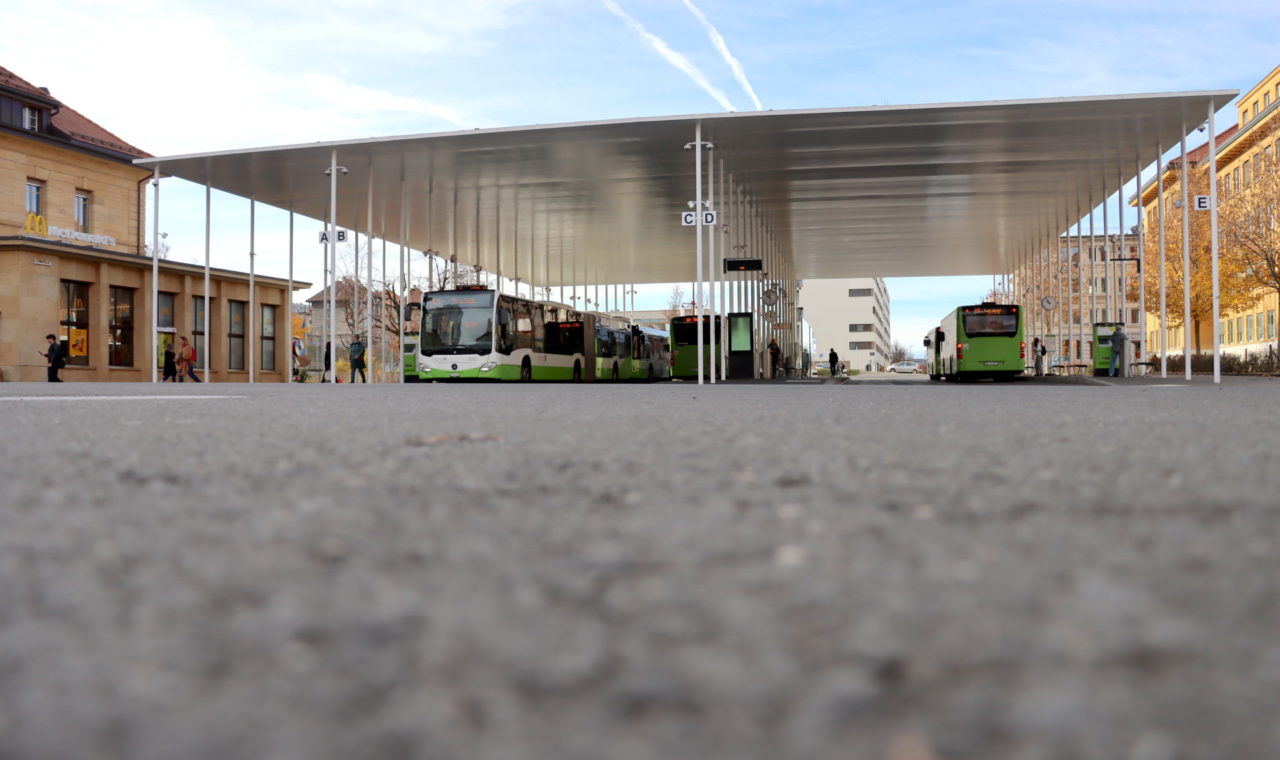 Dès cette semaine, une nouvelle rubrique fait son apparition dans votre journal : La sentinelle du Haut ! Portée par notre rédacteur en chef Kevin Vaucher, cette rubrique s’apparente à un tour de garde journalistique sur les grands défis des Montagnes, les dossiers chauds et les enjeux régionaux. Cet espace se veut participatif et votre avis servira à chaque fois de boussole d’analyse. Cette semaine, c’est la motion populaire qui propose un abonnement général cantonal pour des transports illimités à 16 francs par mois qui est dans le viseur. Suivez la sentinelle du Haut.