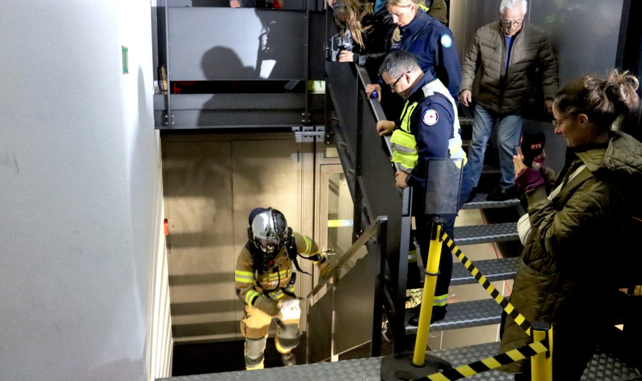 Comme chaque année, une poignée de pompiers du service 
d'incendie et de secours des Montagnes neuchâteloises ont 
participé à la course avec une vingtaine de kilos sur le dos et 
l’appareil respiratoire engagé. (photo kva)