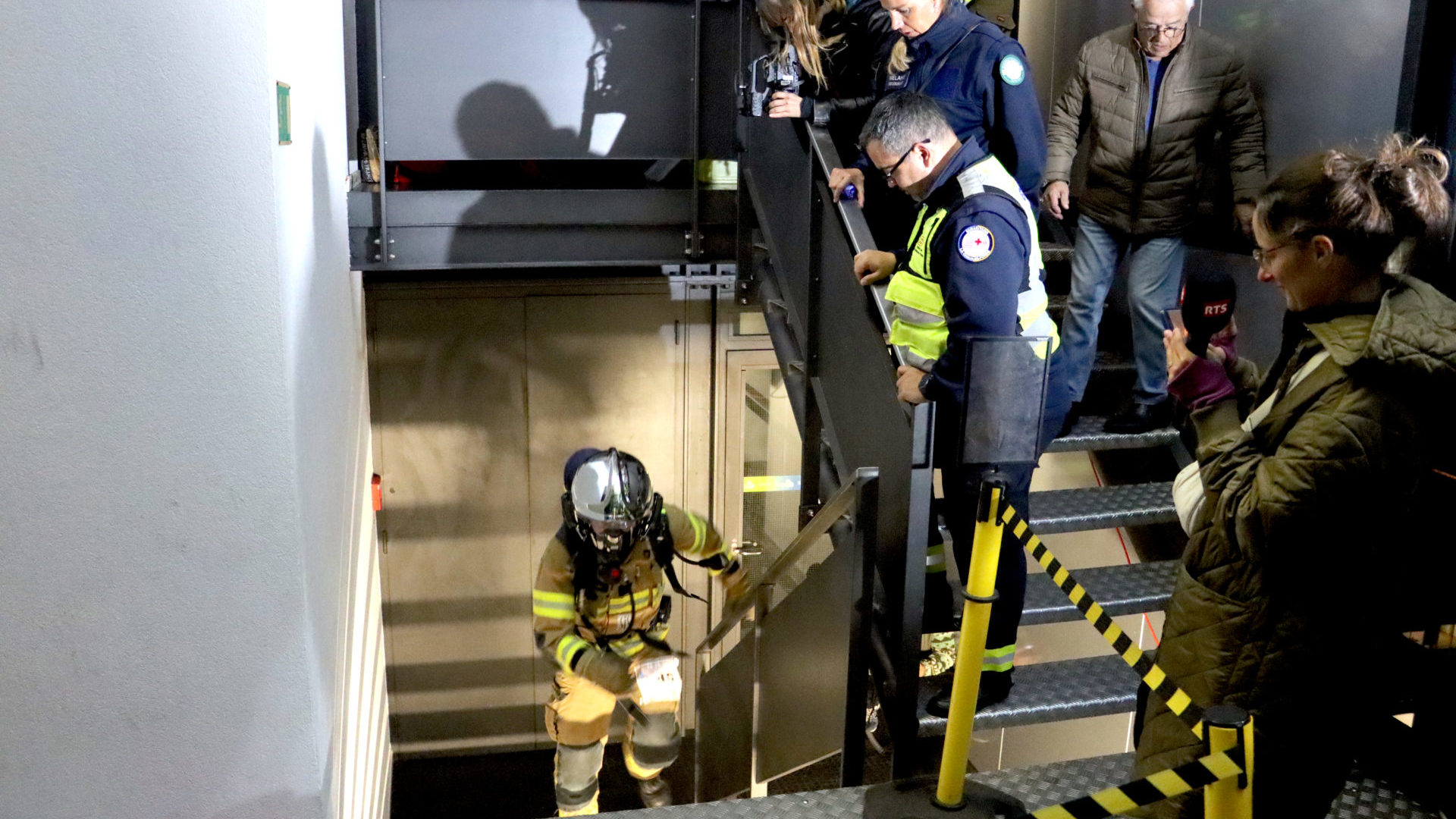 Comme chaque année, une poignée de pompiers du service 
d'incendie et de secours des Montagnes neuchâteloises ont 
participé à la course avec une vingtaine de kilos sur le dos et 
l’appareil respiratoire engagé. (photo kva)