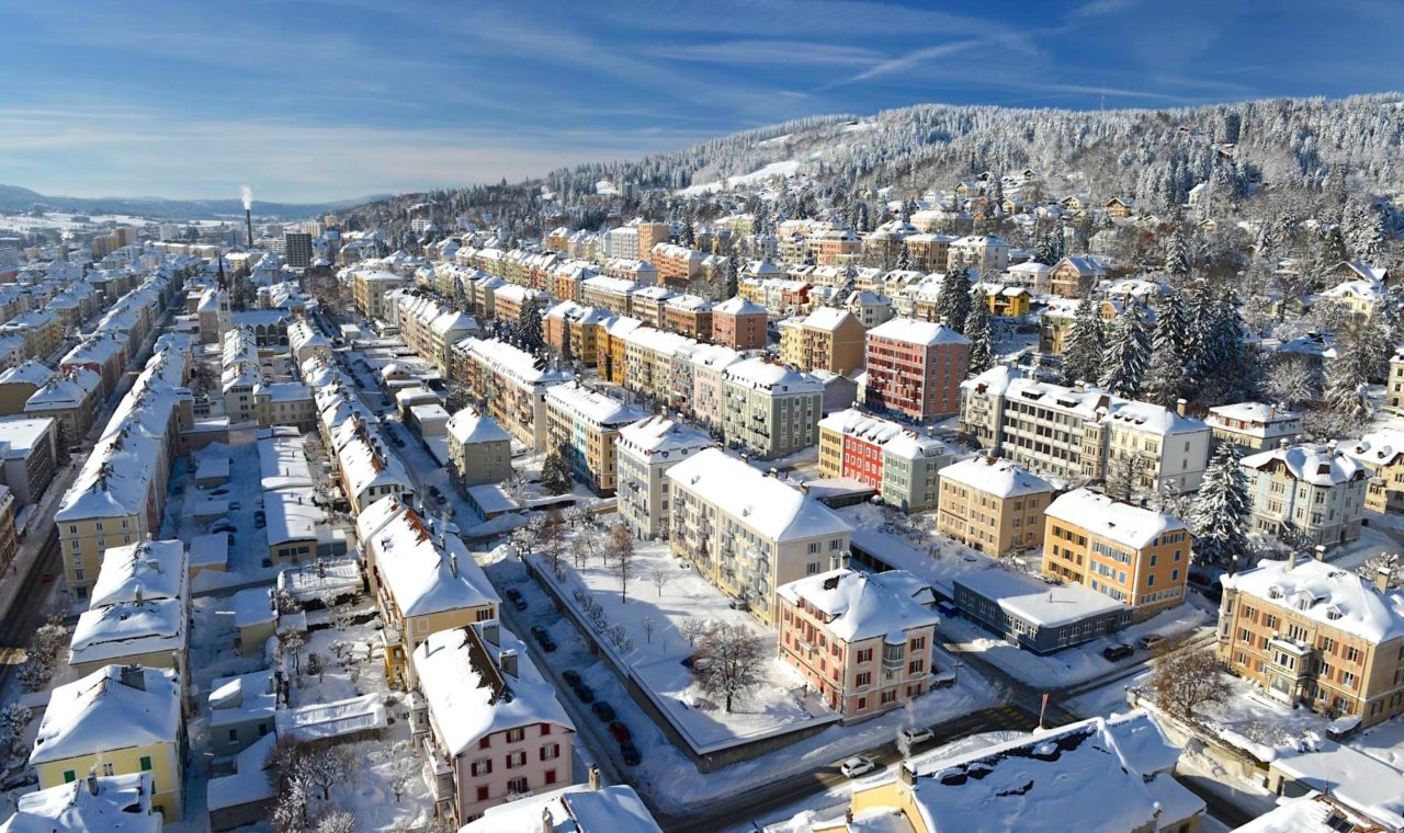Dans les régions polaires, un voile blanc est un phénomène optique atmosphérique qui rend toute visibilité nulle. Cette notion peut sans problème s’appliquer aux finances des communes des Montagnes neuchâteloises dont les budgets prévisionnels 2026 viennent d’être révélés. Si certains sont plutôt à la fête, comme au Cerneux-Péquignot et à La Chaux-du-Milieu, les autres sont plongés dans le négatif avec près de 6 millions de déficit envisagé à La Chaux-de-Fonds par exemple. Surtout, le flou économique actuel impose la prudence partout mais ne rime pas pour autant avec immobilisme. 
En témoignent les investissements importants prévus dans le Haut l’année prochaine.