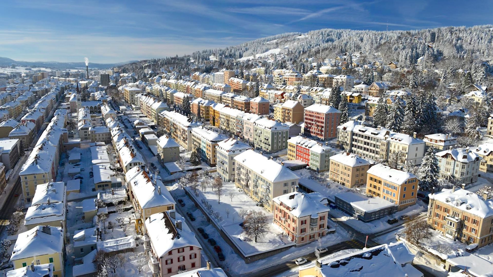 Dans les régions polaires, un voile blanc est un phénomène optique atmosphérique qui rend toute visibilité nulle. Cette notion peut sans problème s’appliquer aux finances des communes des Montagnes neuchâteloises dont les budgets prévisionnels 2026 viennent d’être révélés. Si certains sont plutôt à la fête, comme au Cerneux-Péquignot et à La Chaux-du-Milieu, les autres sont plongés dans le négatif avec près de 6 millions de déficit envisagé à La Chaux-de-Fonds par exemple. Surtout, le flou économique actuel impose la prudence partout mais ne rime pas pour autant avec immobilisme. 
En témoignent les investissements importants prévus dans le Haut l’année prochaine.