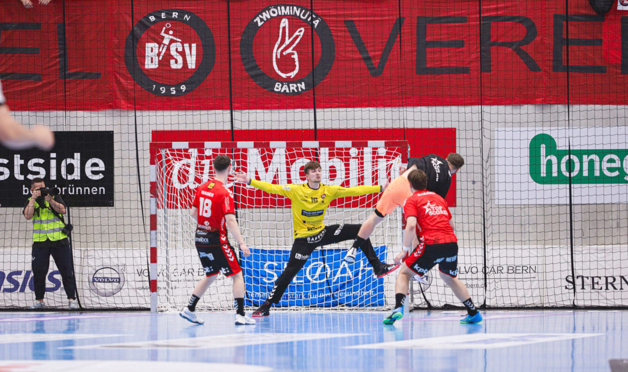 Le géant chaux-de-fonnier de 1 m 98, Mathieu Seravalli (en jaune) dans ses œuvres contre un attaquant adverse. 
Il a effectué en moyenne 11 arrêts par match la saison passée. (Photo Nikolai Lehmann)