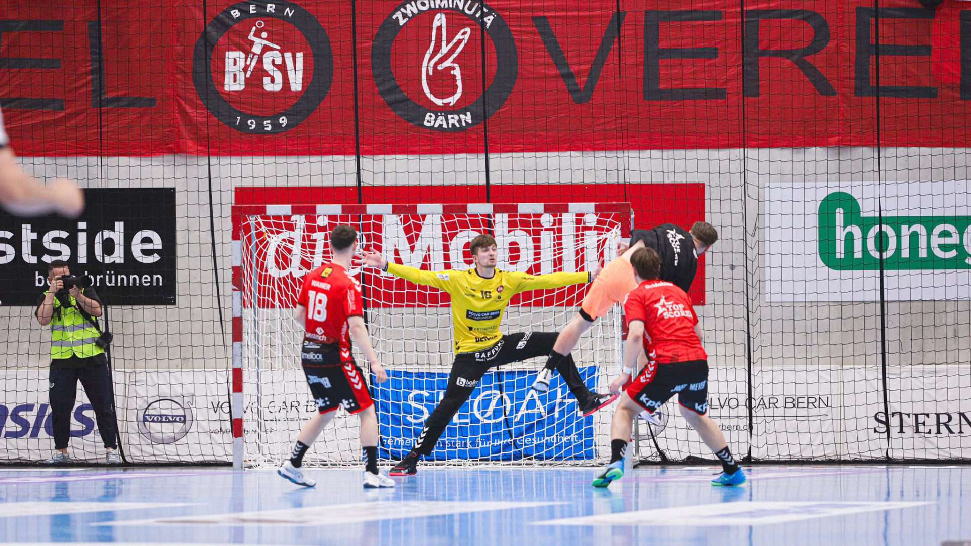 Le géant chaux-de-fonnier de 1 m 98, Mathieu Seravalli (en jaune) dans ses œuvres contre un attaquant adverse. 
Il a effectué en moyenne 11 arrêts par match la saison passée. (Photo Nikolai Lehmann)