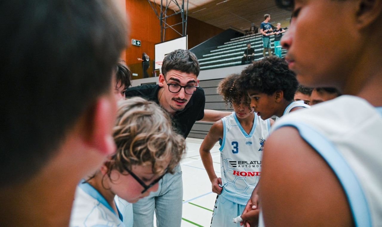 Théo Galvan est entraîneur, joueur et président 100 % bénévole du club de basket de La Chaux-de-Fonds. (Photo dr)