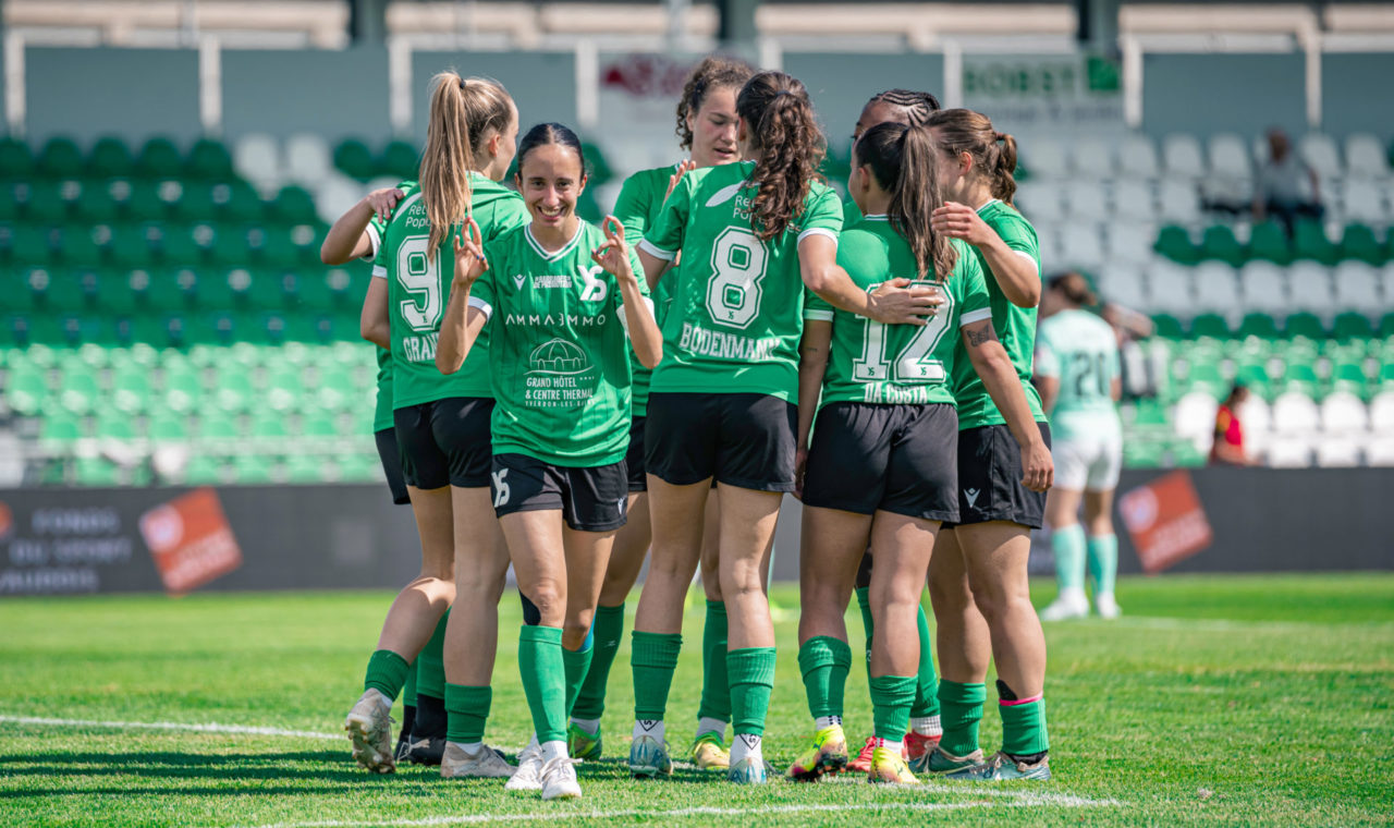 Ilona Guede Redondo (de face) célèbre un des nombreux buts qu’elle a planté cette saison. La numéro 17 a des statistiques ahurissantes en étant décisives à 30 reprises en 28 rencontres. (Photo @libsvisuals)