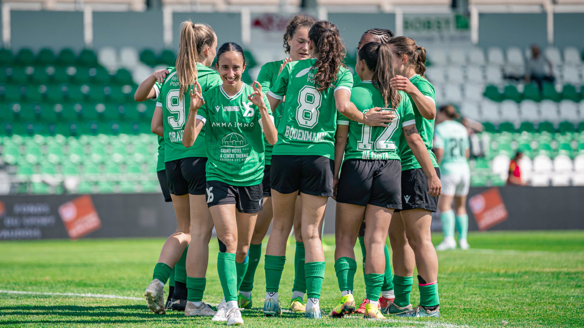 Ilona Guede Redondo (de face) célèbre un des nombreux buts qu’elle a planté cette saison. La numéro 17 a des statistiques ahurissantes en étant décisives à 30 reprises en 28 rencontres. (Photo @libsvisuals)