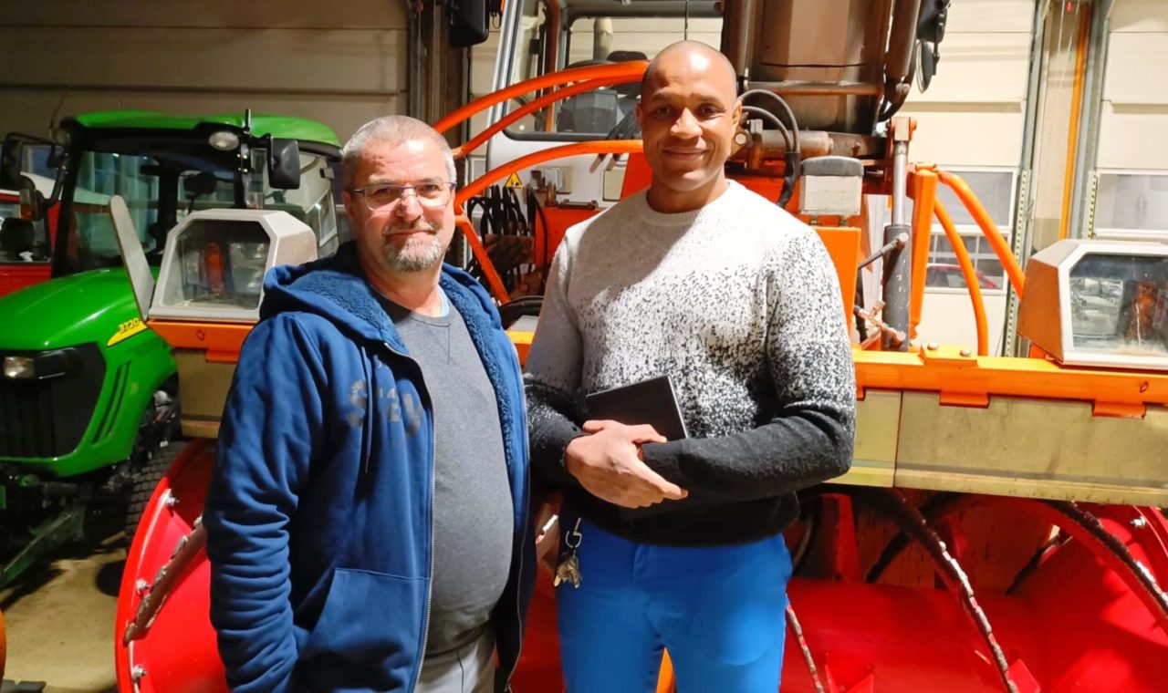 Yves Henzelin et Nordine Chicha veillent sur les opérations de la voirie.