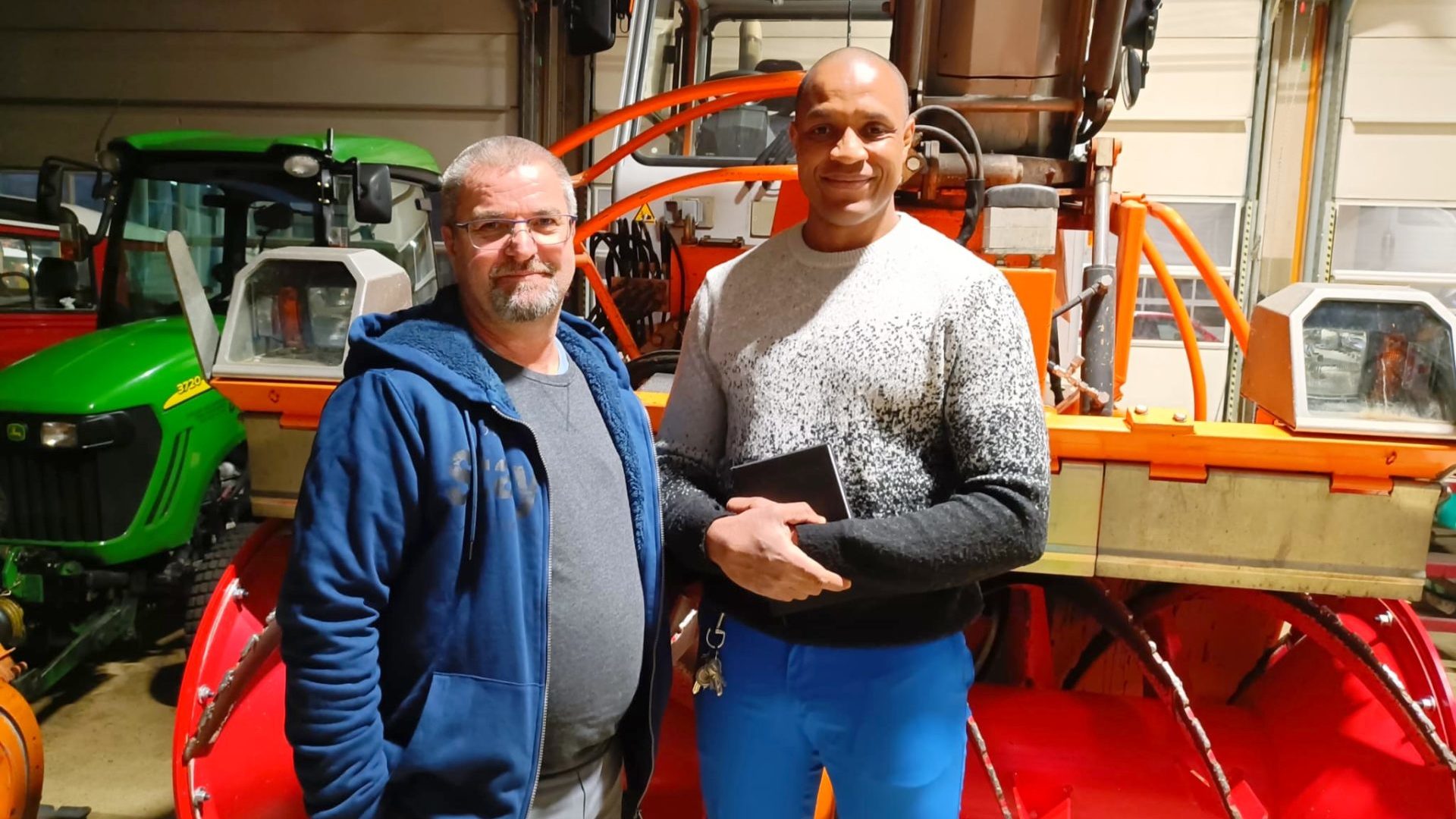 Yves Henzelin et Nordine Chicha veillent sur les opérations de la voirie.