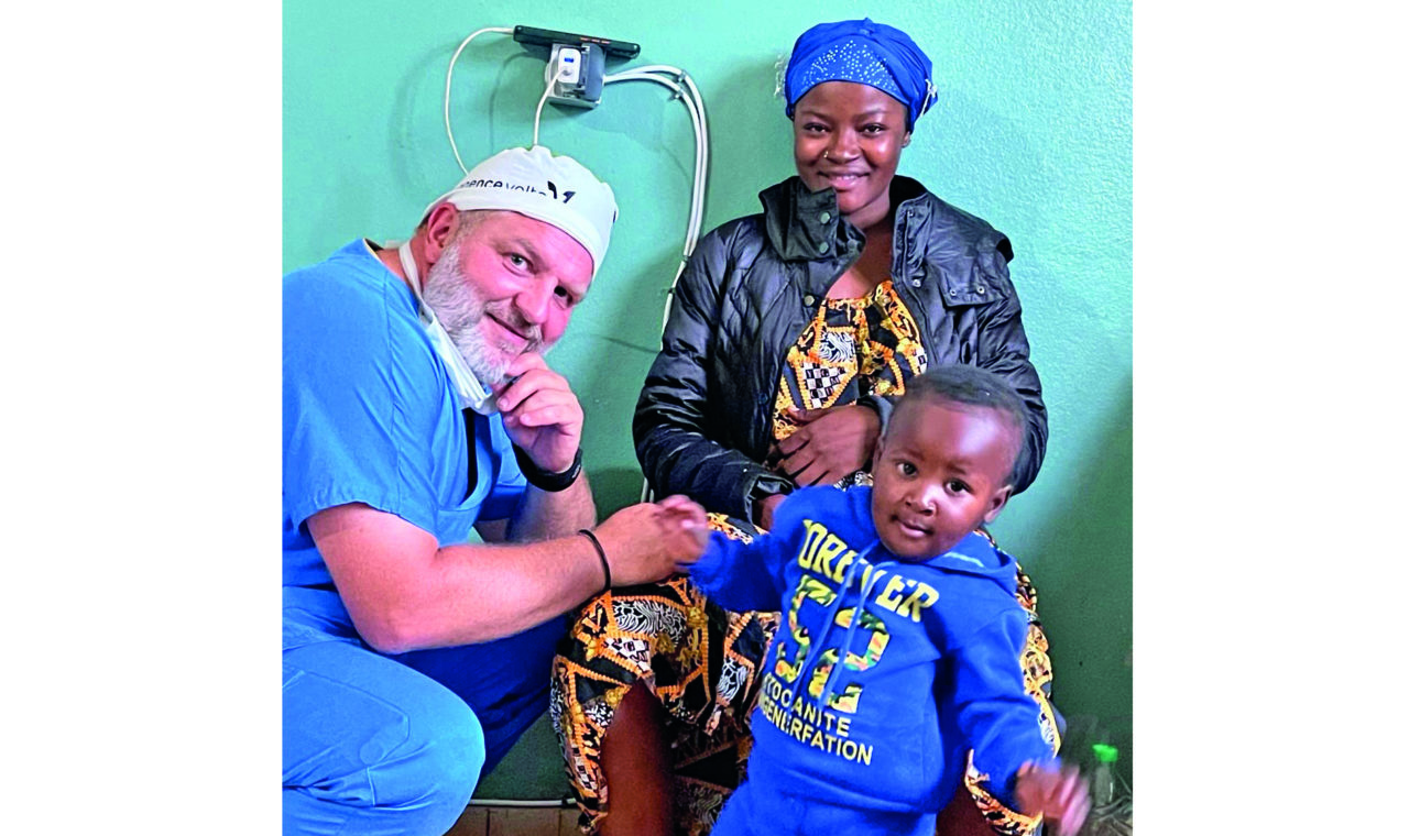 Au bout du chemin, une grande satisfaction pour Pascal Locatelli, ici, lors d'une opération humanitaire au Cameroun, lorsque le cœur passe avant tout. (dr)