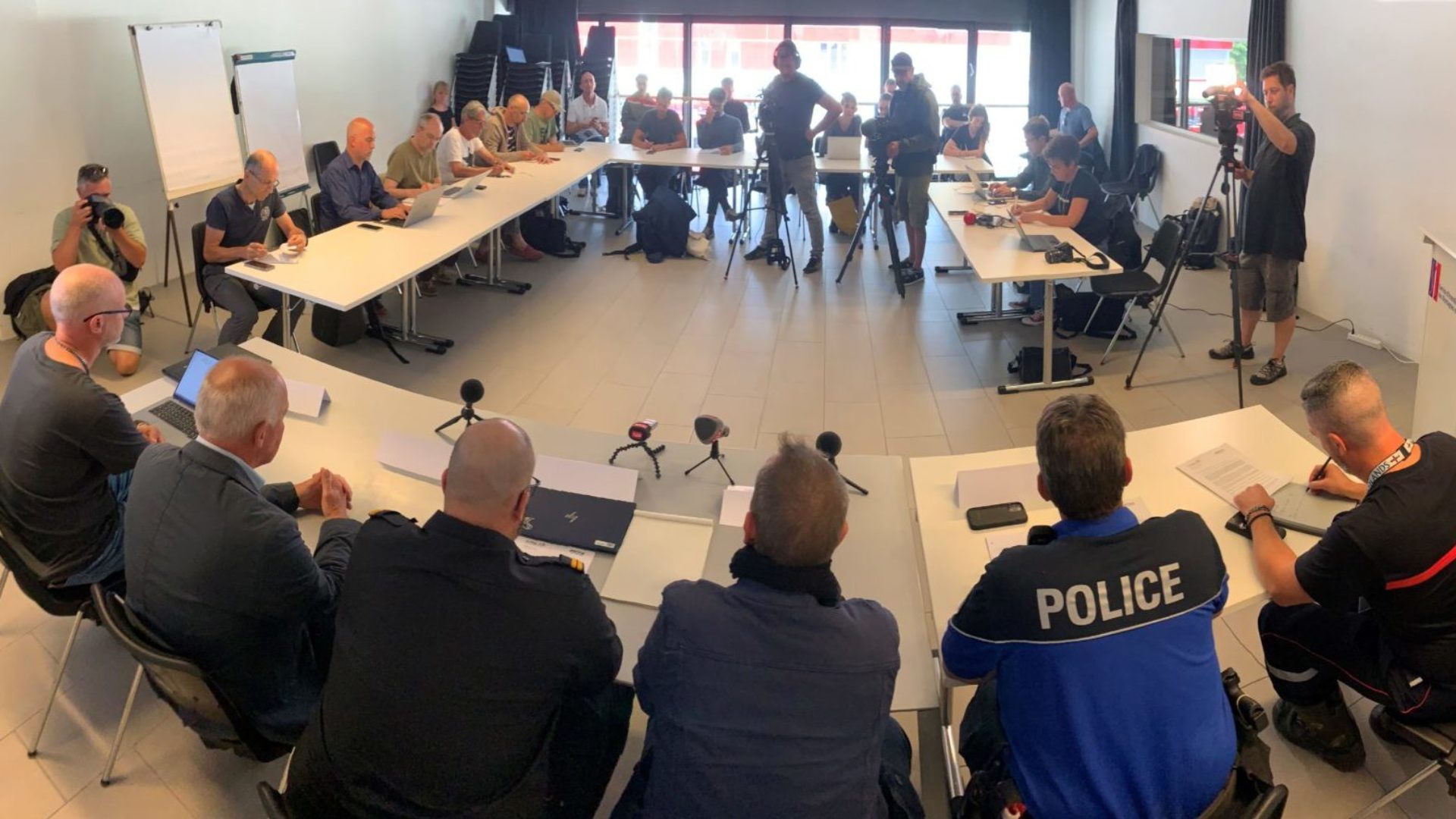 Les médias ont afflué en nombre record dès le jour de la catastrophe, le lendemain et le surlendemain. La Chaîne du Bonheur est venue plus tard. (Photo : gs)
