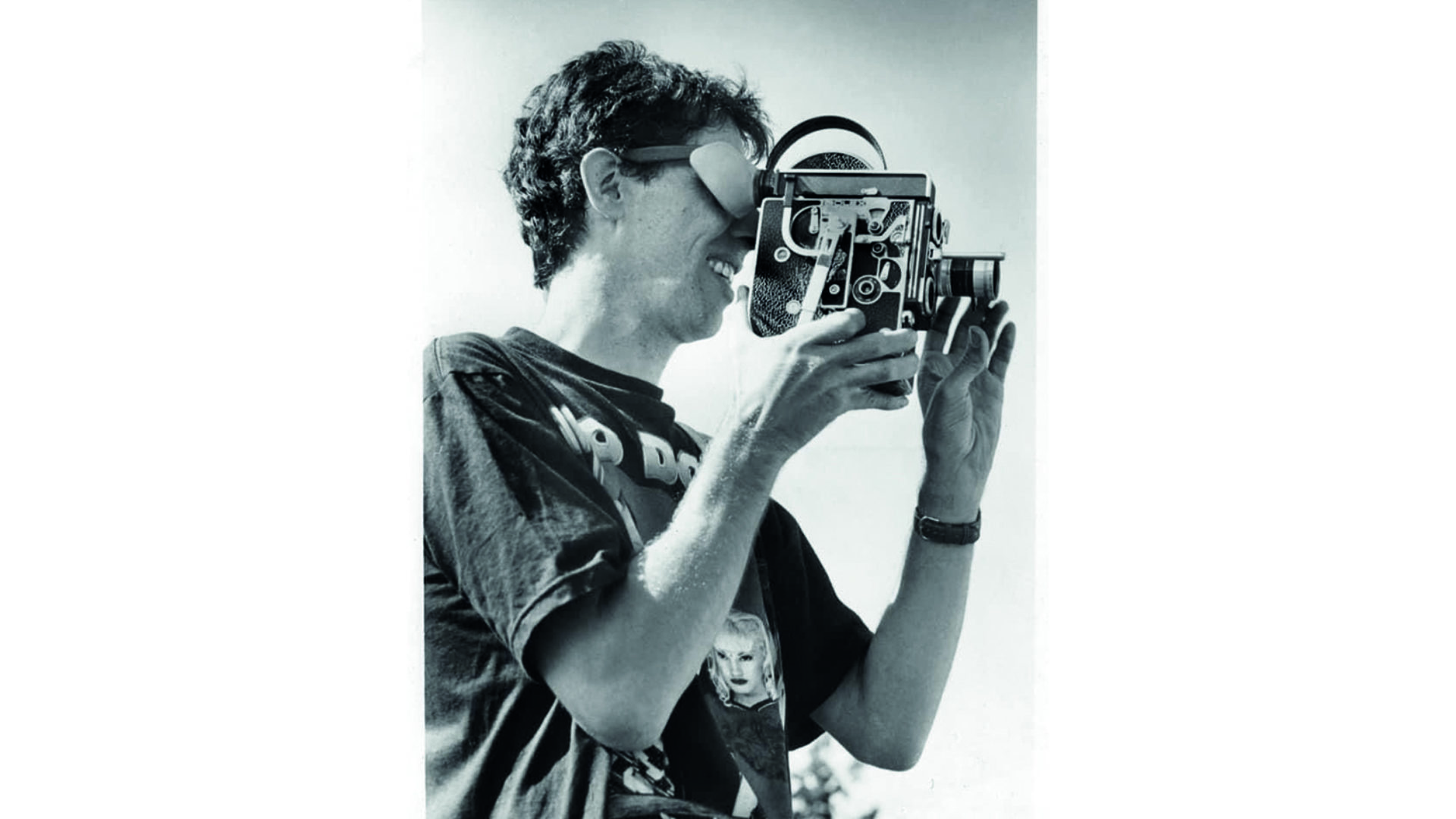 Alain Margot et sa fameuse caméra super 8, symbole de son génie créatif. (dr)