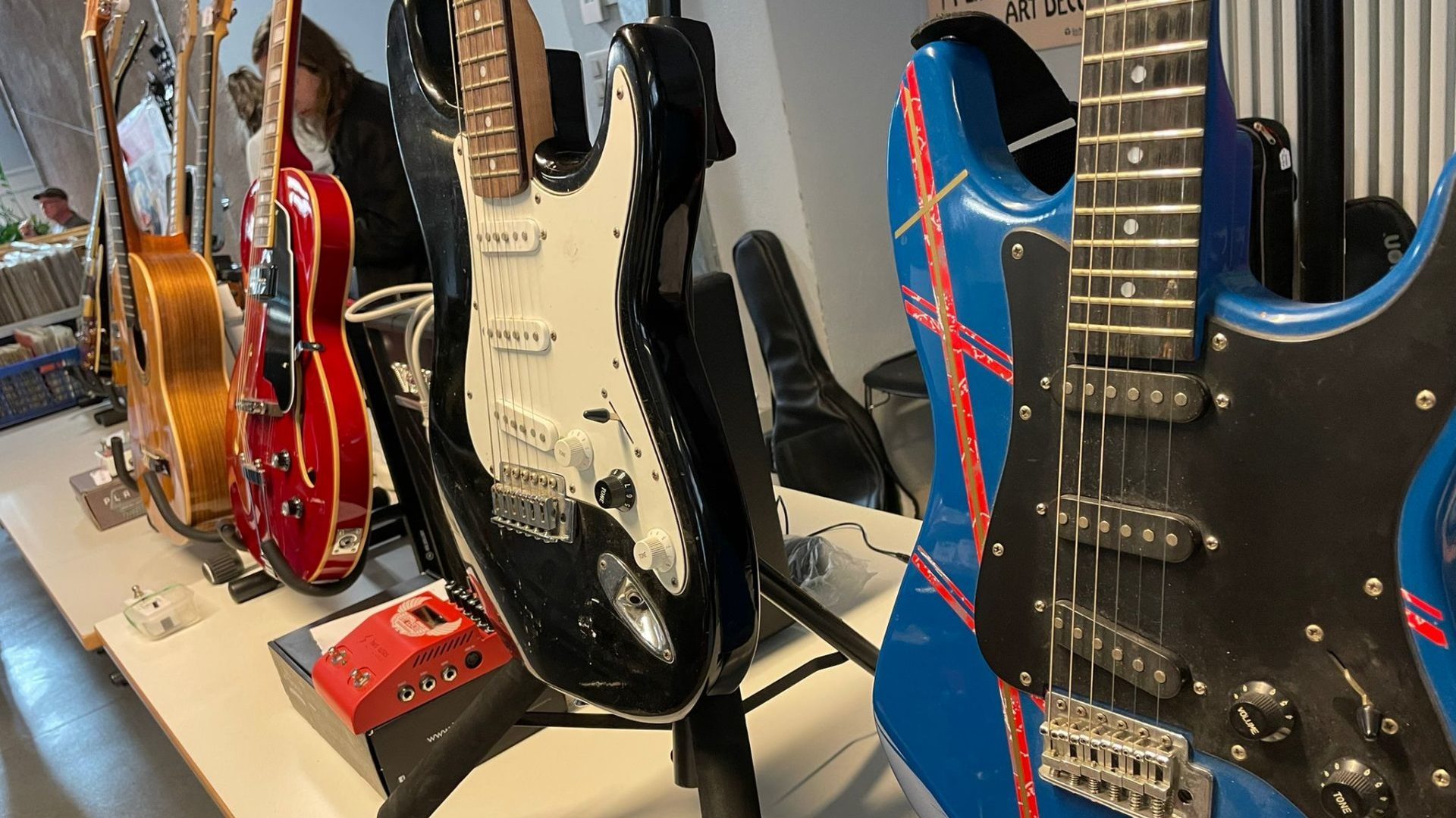 Parmi les instruments en vente à la 3e Bourse à la musique du Locle, des guitares électriques bien sûr. Et sacrément belles !(Photo : sp-MF)