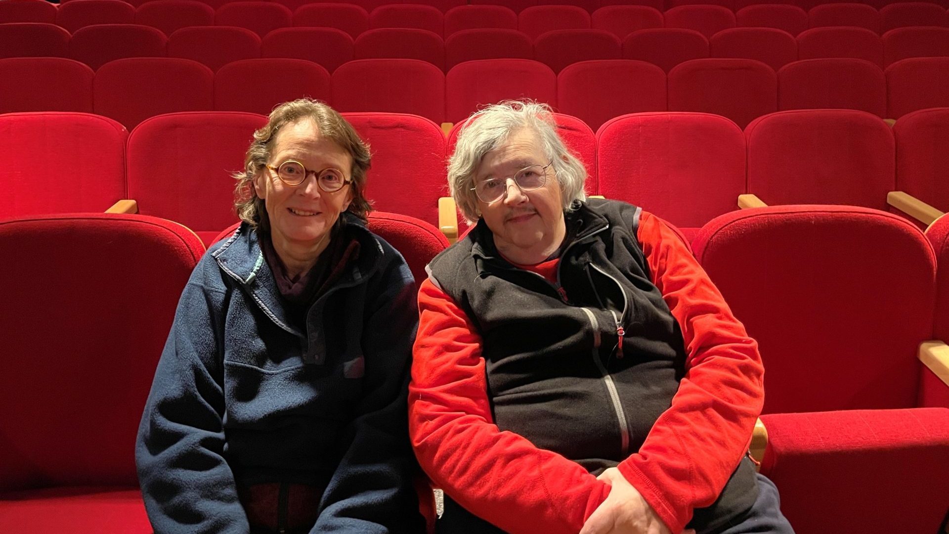 Sandrine et René Zaslawsky s'occupent
du Ciné-Club. Ils posent dans le cinéma
du Casino. (Photo : sp)