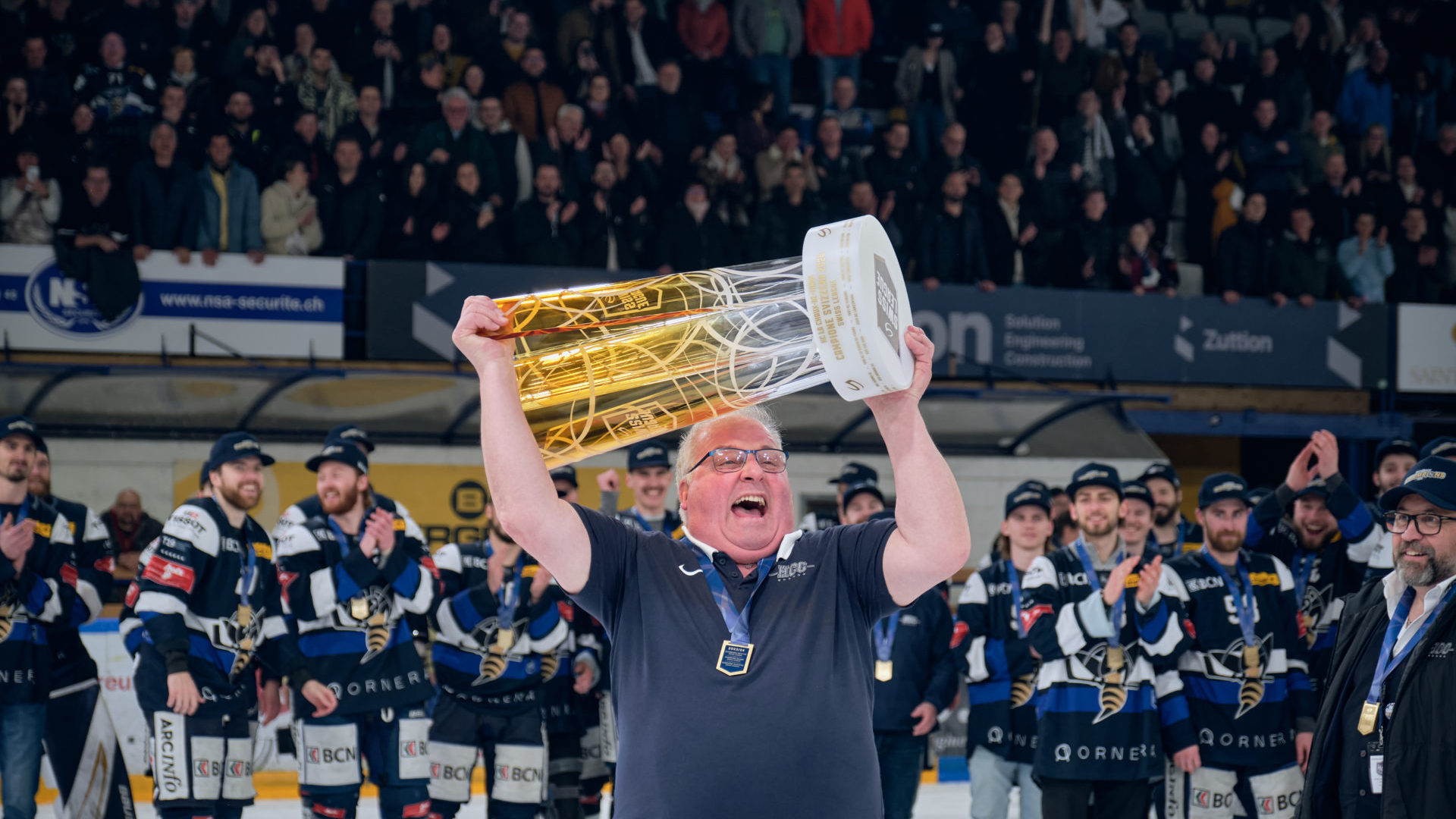 Claude Sterchi a tout vécu avec le HCC mais le pire moment du club selon lui : « C’est la défaite contre Le Locle en première ligue» (rires). Évidemment, le speaker a aussi connu des moments d’apothéose comme les deux titres de Swiss League. ©DR