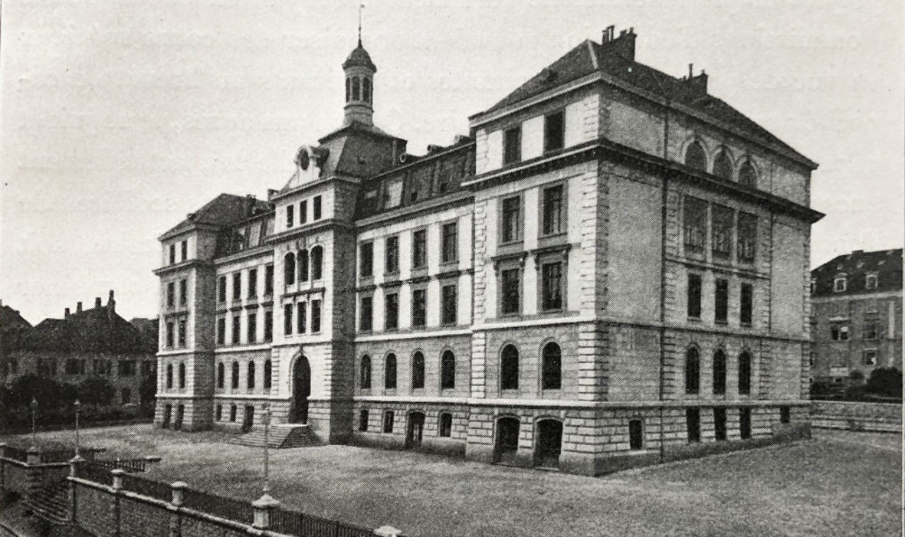 Onze an après l’Ecole d’horlogerie, le Collège industriel abrita dès 1876 les musées, la bibliothèque et… l’arsenal des cadets, corps créé par Fritz Courvoisier !