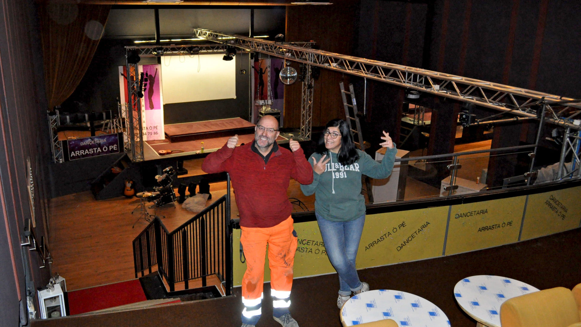 L’entrepreneur Guilhermino Texeira avec Cristina de Sousa, gérante de la Dançetaria, sur la galerie de l’ancien cinéma Eden, à côté de l’escalier créé pour la rejoindre depuis la piste de danse. (gs)