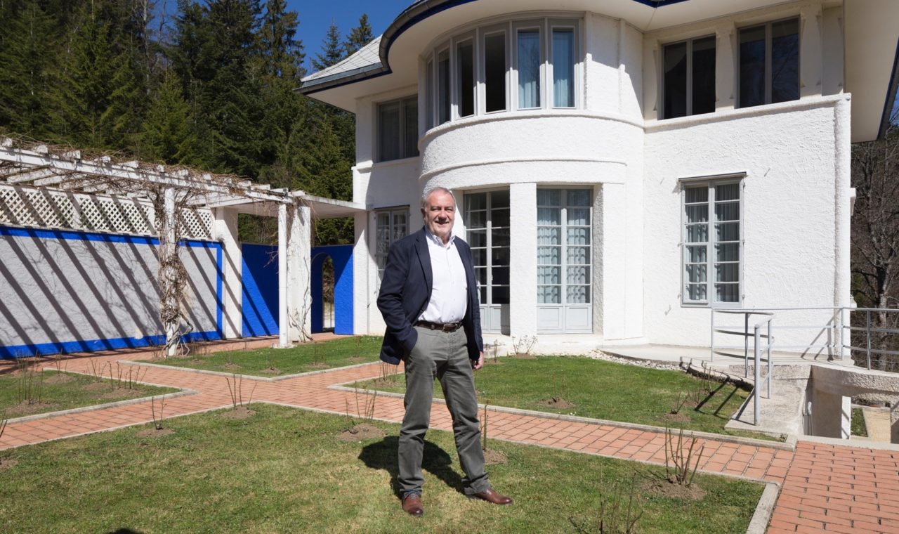 Denis Clerc devant la Maison blanche. Cet inarrêtable passionné préside la section neuchâteloise de Patrimoine suisse et la Fondation Unesco. (Photos : sp)