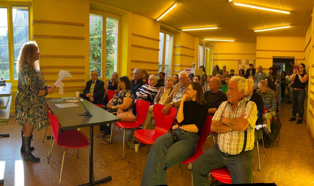 Dunia Miralles à la présentation-vernissage mercredi dernier à Neuchâtel : premières dédicaces, avant la séance de demain samedi chez Payot La Chaux-de-Fonds (10 h-13 h).