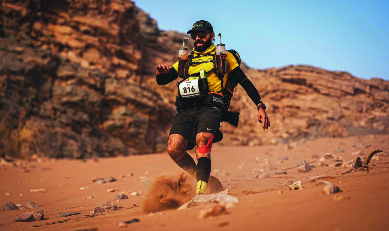 Au cœur du Sahara marocain, du 12 au 22 avril, Fabio Ribeiro s’est surpassé pour terminer les 252 km. Il est passé du costume de gros à celui d’ultra-trailer ! (dr / Marathon des Sables)