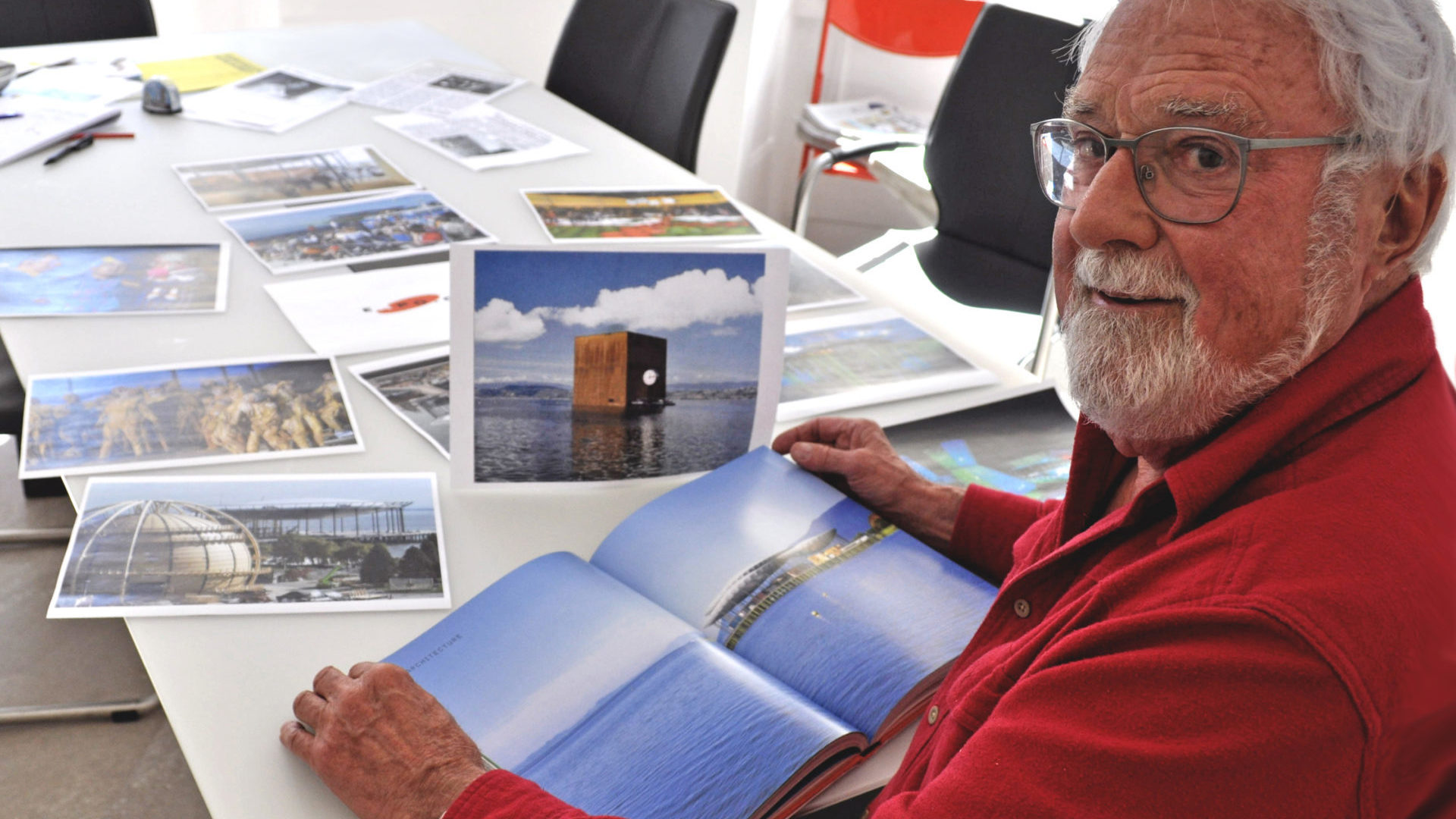 Archives - Francis Matthey à table devant les images d’Expo.02. (gs).