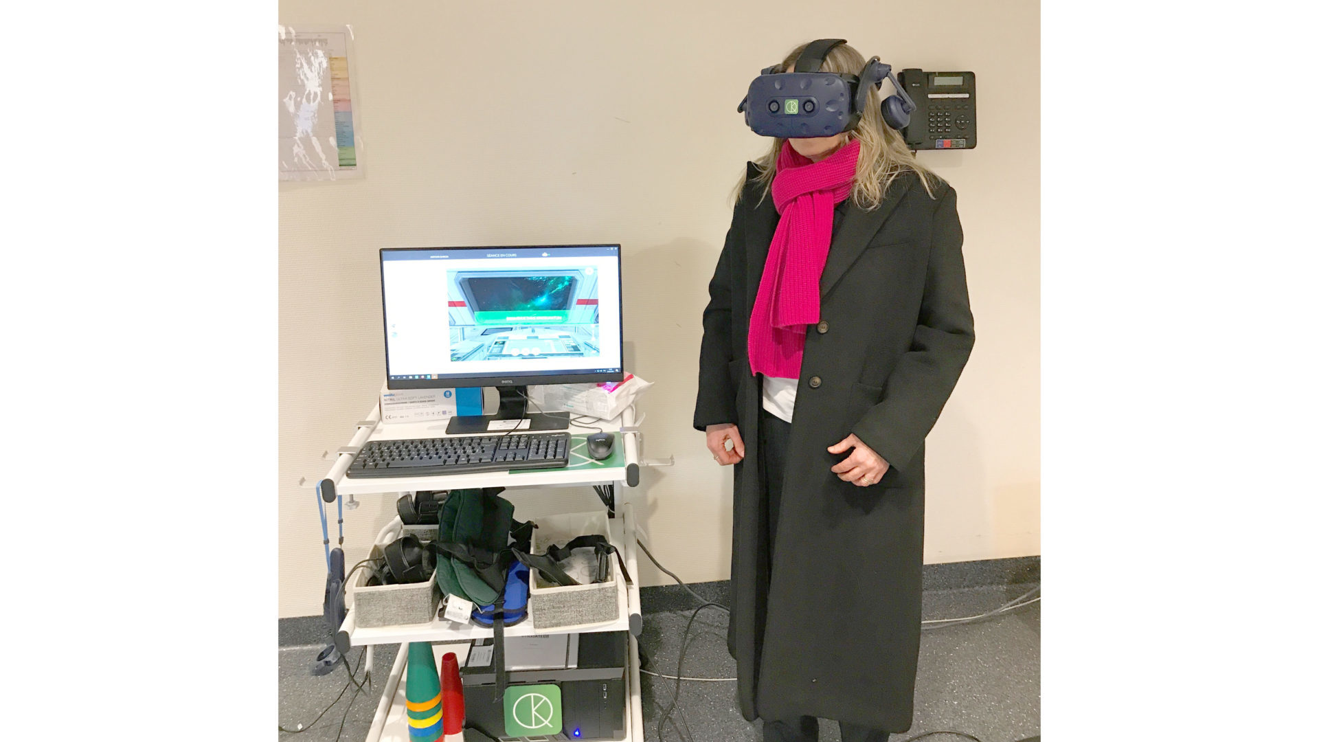 La conseillère communal Catherine Jeanneret s’est essayée à la réalité virtuelle
lors de son passage au RHNe (dr).