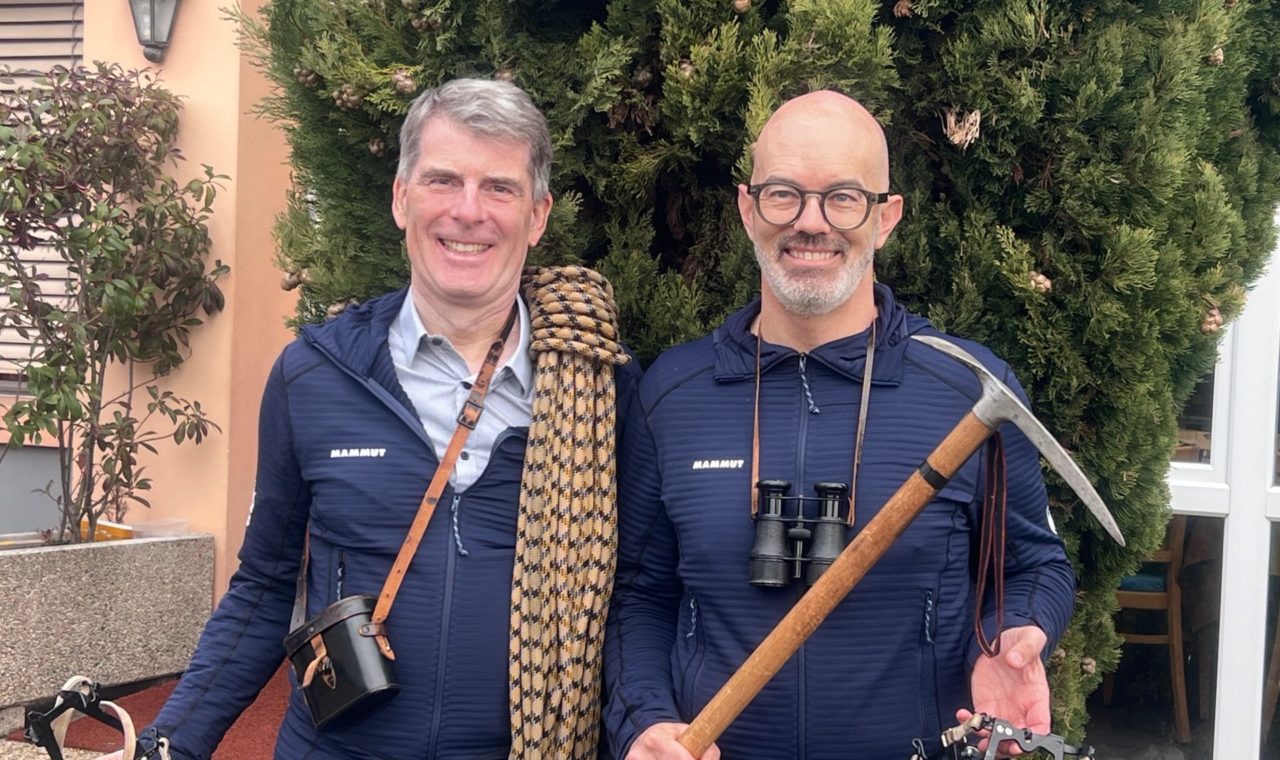 Matériel d’époque porté par Jean-Daniel Quidort, Président de la Section Neuchâteloise et Frédéric Kohli, président de la Commission du 150e. (ap)