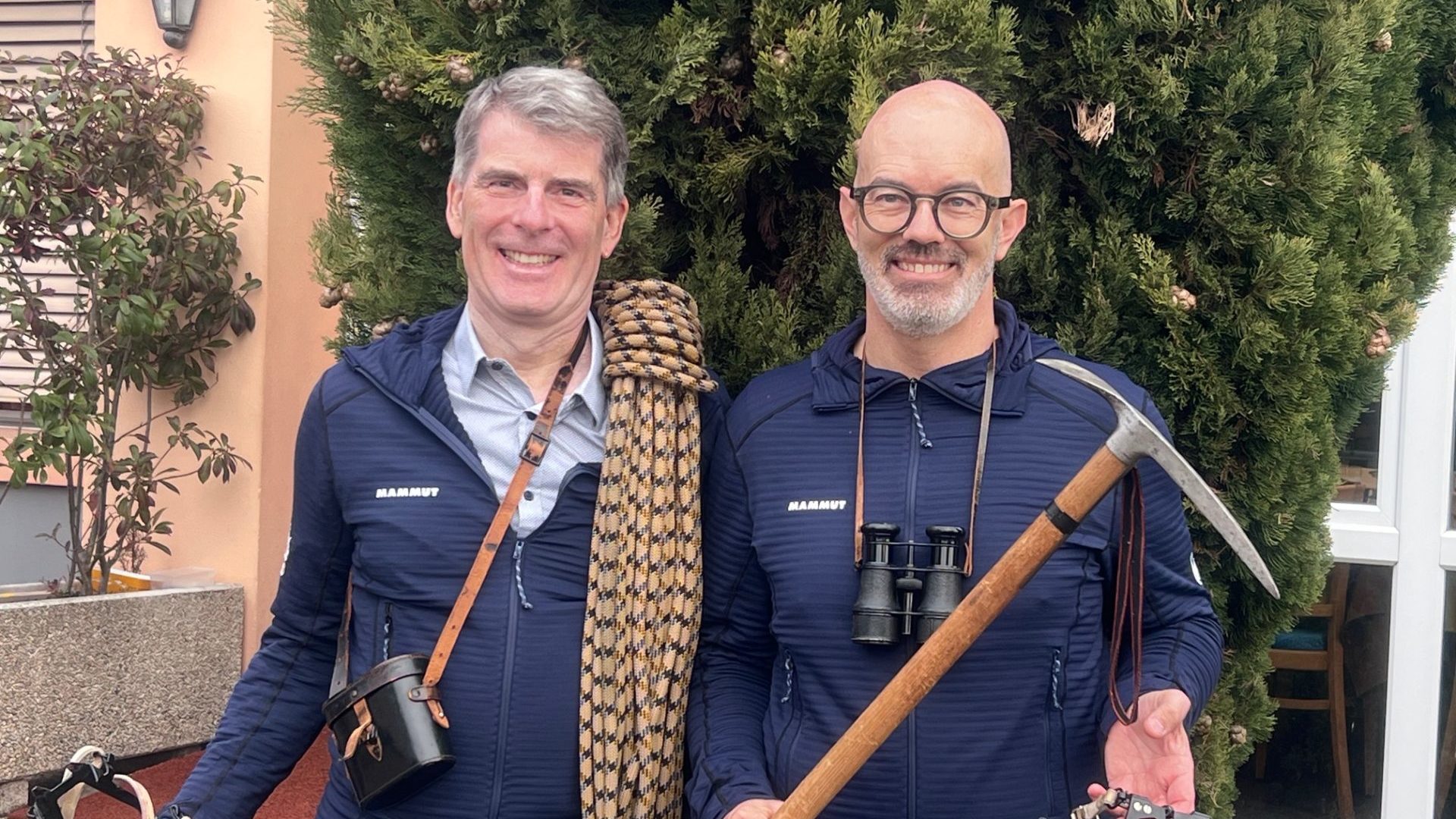 Matériel d’époque porté par Jean-Daniel Quidort, Président de la Section Neuchâteloise et Frédéric Kohli, président de la Commission du 150e. (ap)