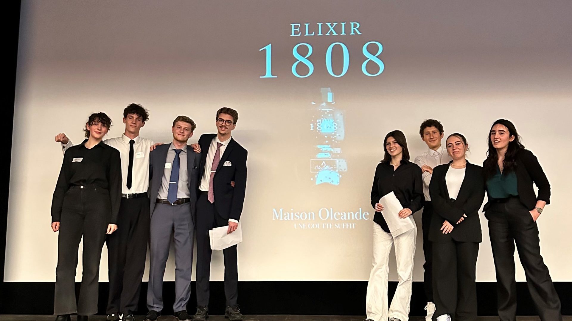 Les lycéens et lycéennes du groupe Maison Oleander présentent leur tout nouveau parfum Elixir 1808. (Photo : VK/LBC)
