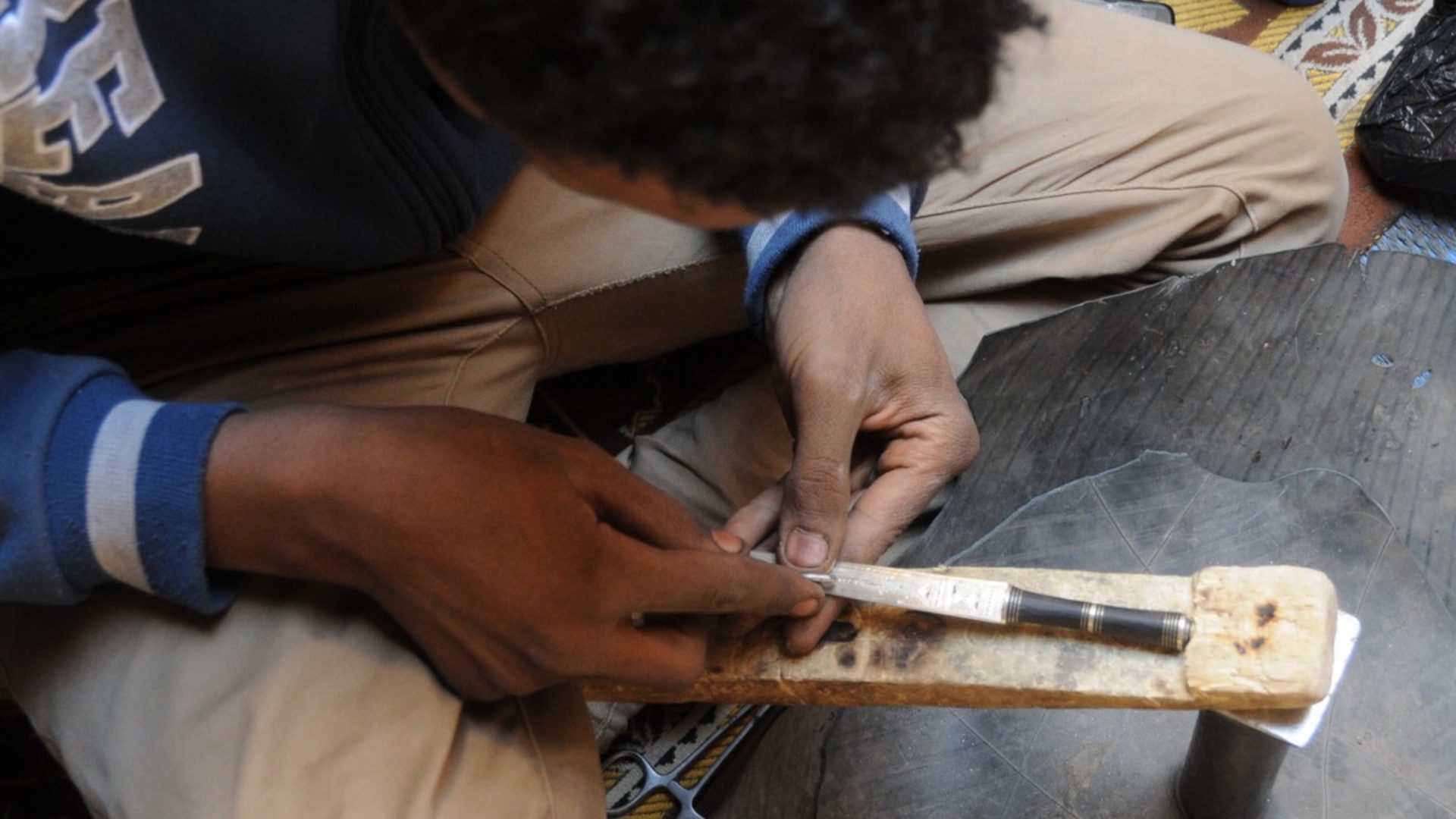 Fabriqués à base d’argent, ces bijoux traditionnels demandent plusieurs heures de travail. (Photo : Laurent Frascotti)