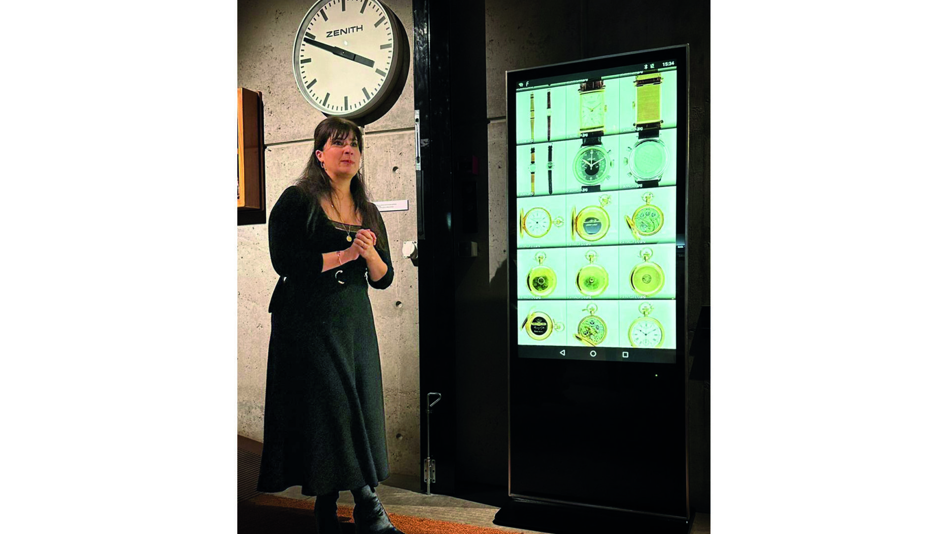 50 ANS ÇA SE FÊTE – Deux expos, trois publications et un film pour le Musée international d’horlogerie et son écrin de béton ! Un tir groupé couronné par le don du Zurichois Eduard Streit, inconnu jusqu’ici : 180 pièces et le 70 % de sa fortune ! À la clé, vitrine spéciale et iPad géant (photo) présentant 629 clichés des montres léguées. Une sacrée cerise sur un gâteau plein de bonnes choses.