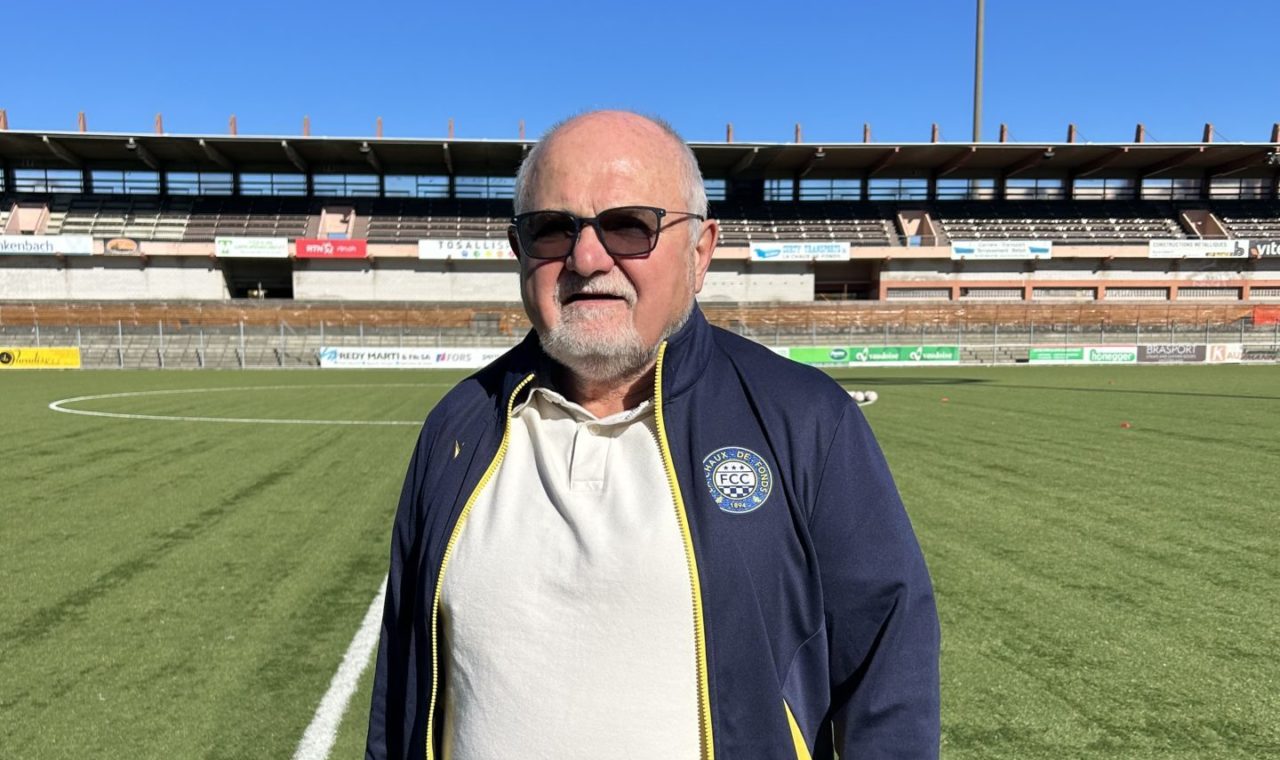 Le directeur sportif du FC La Chaux-de-Fonds Pierre-André Lagger sur la pelouse du stade de la Charrière qu’il foule depuis ses 12 ans et qu’il n’a jamais quittée.