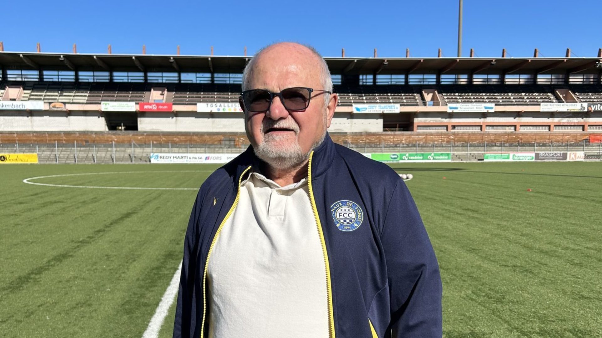 Le directeur sportif du FC La Chaux-de-Fonds Pierre-André Lagger sur la pelouse du stade de la Charrière qu’il foule depuis ses 12 ans et qu’il n’a jamais quittée.